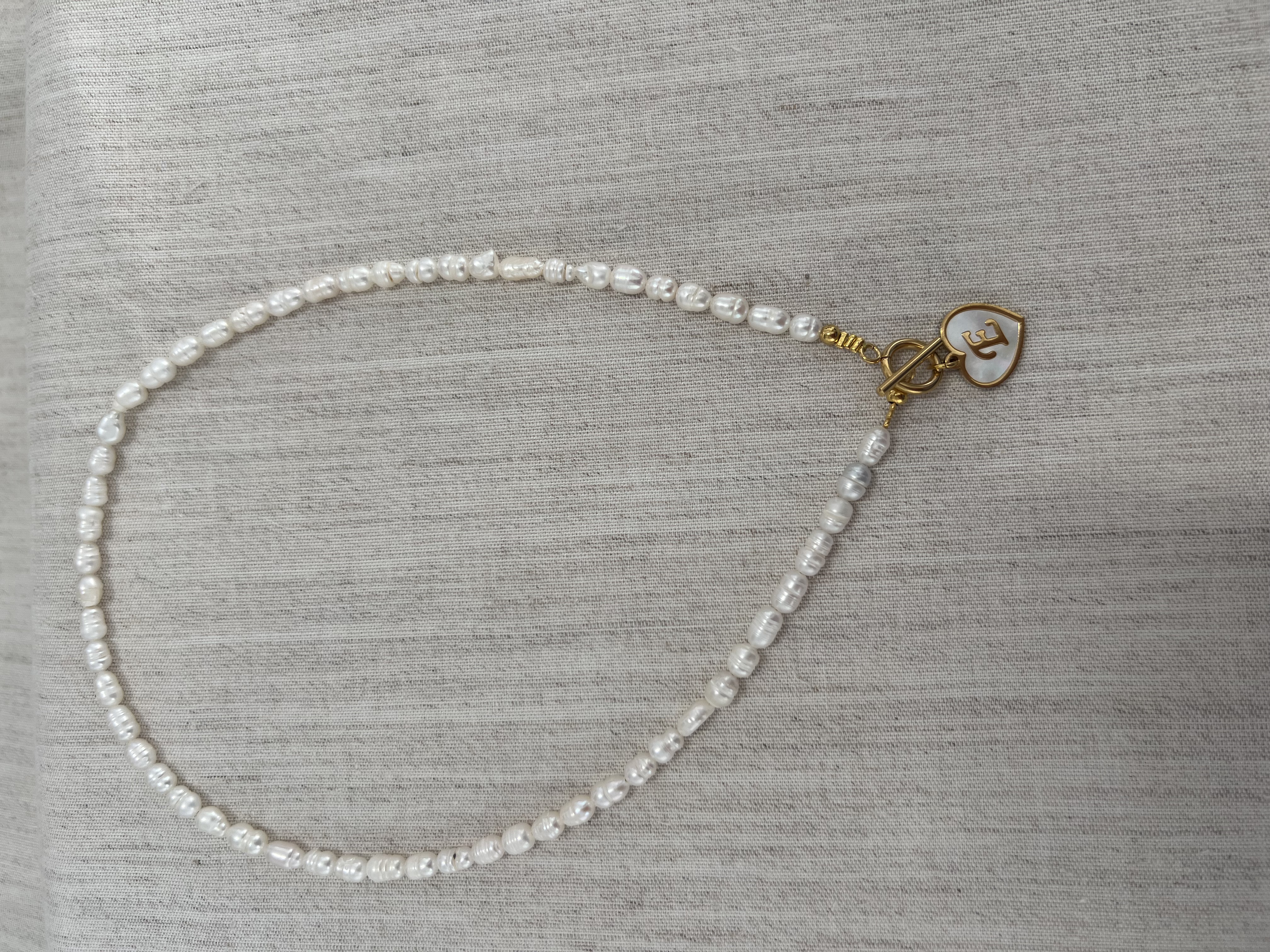 Colar em pedras naturais com iniciais 