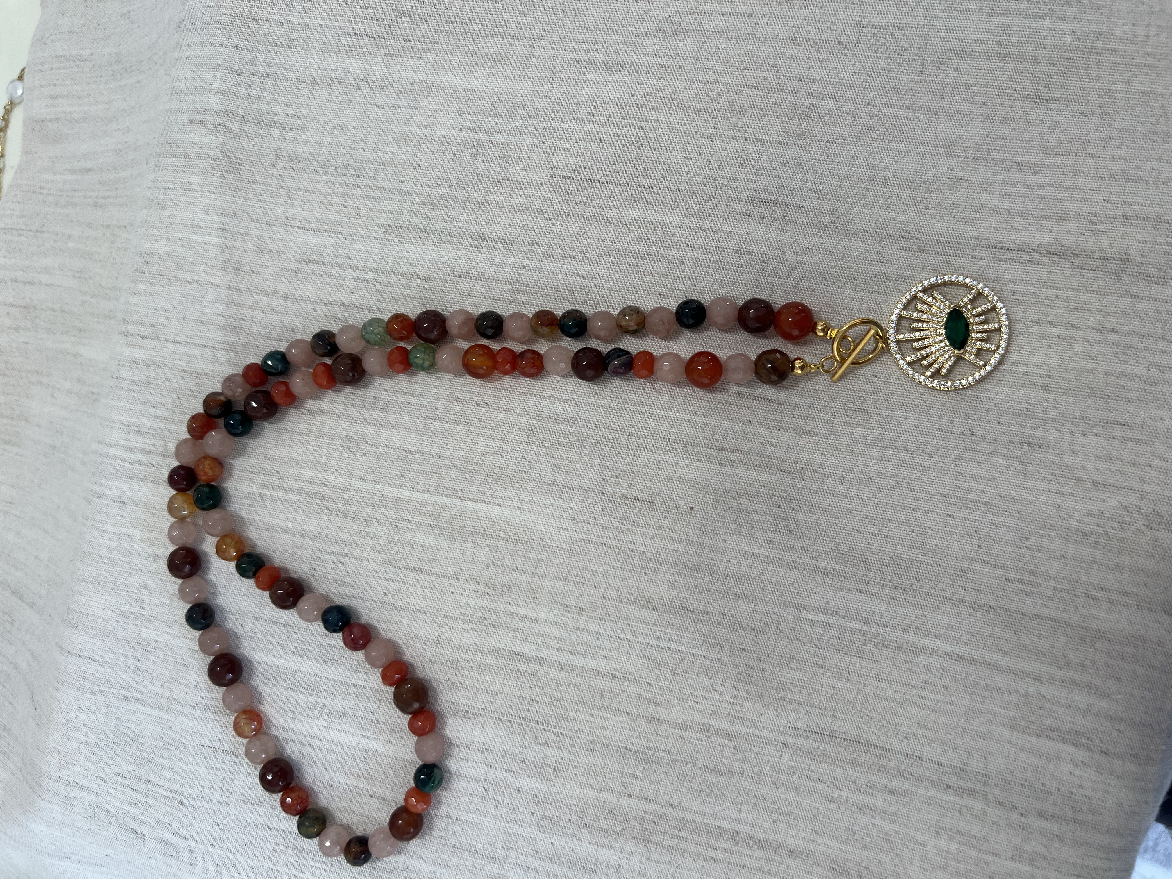 Colar de pedras naturais com pingente