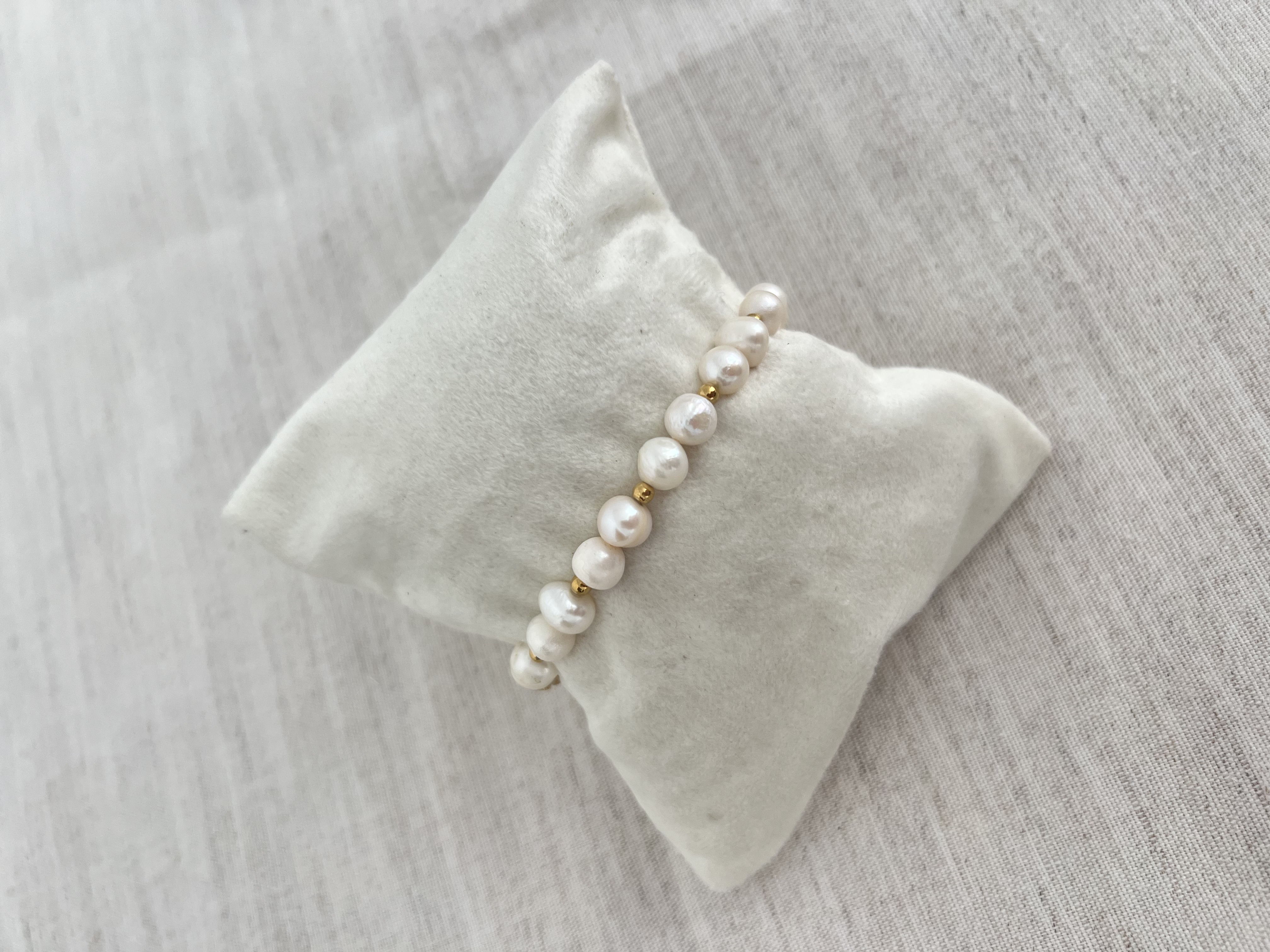 Pulseira de pedras naturais com detalhe dourado