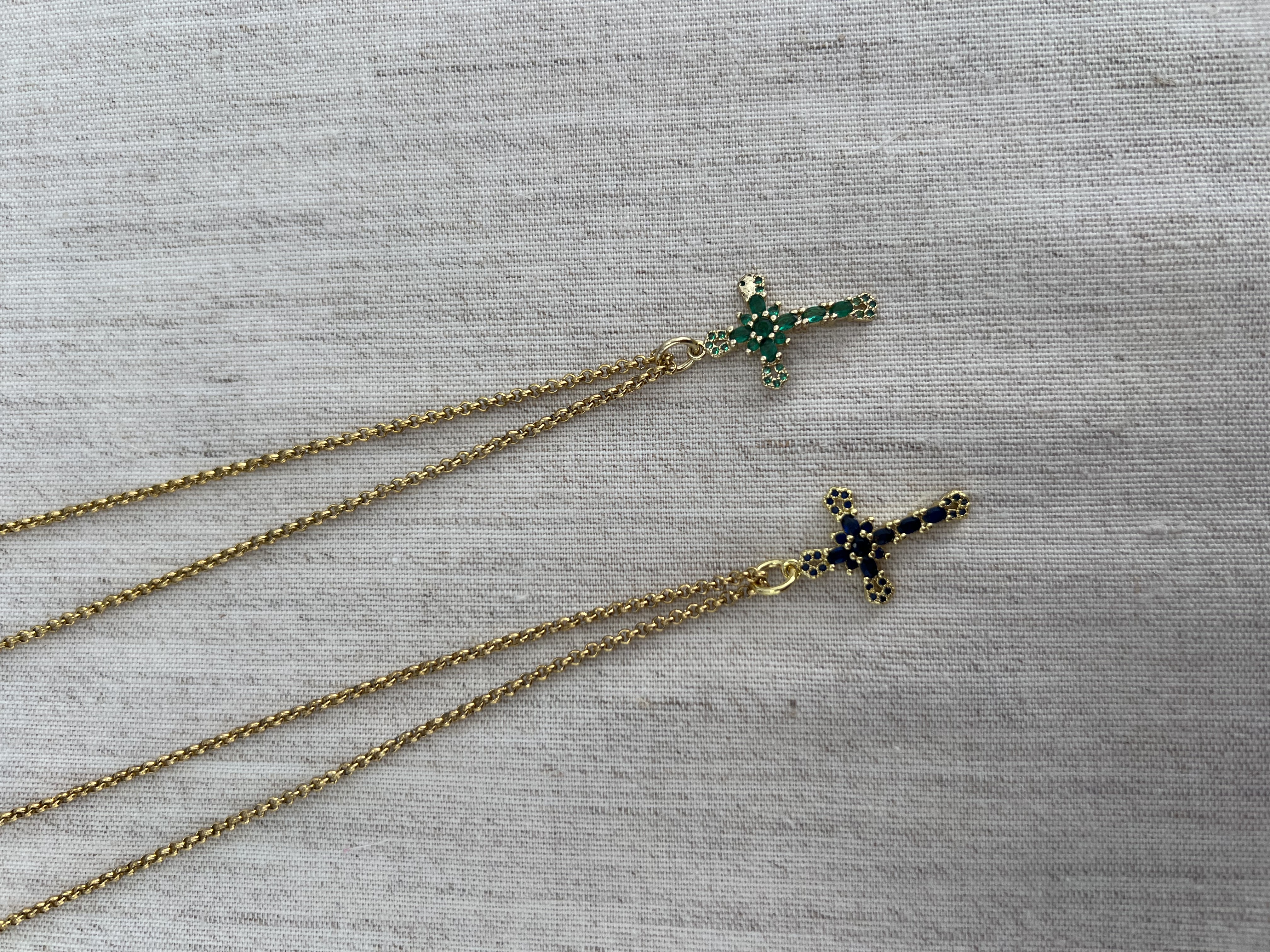 Colar com cruz com cristais 