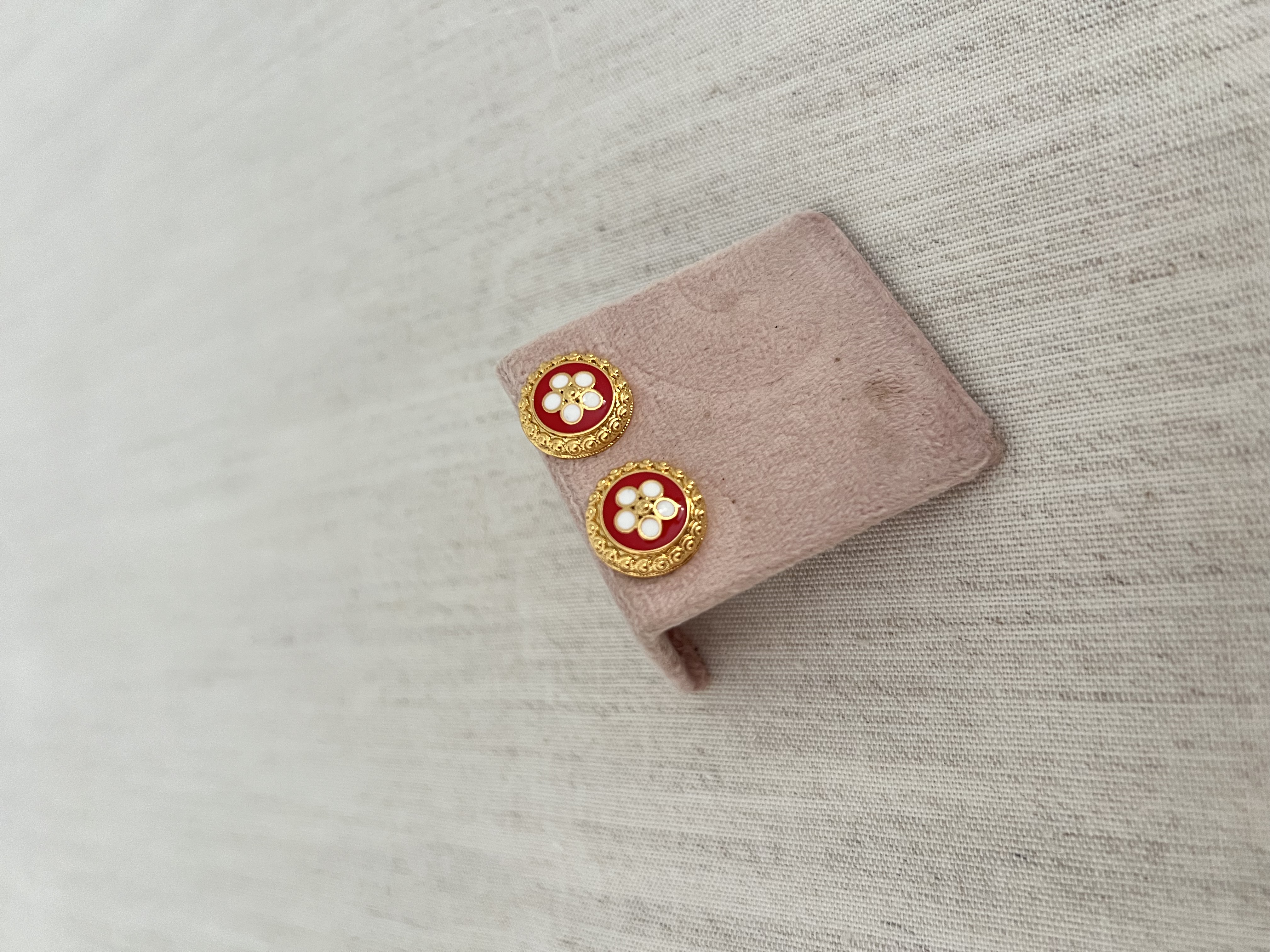 Brincos dourados com apontamentos azuis ou vermelhos 