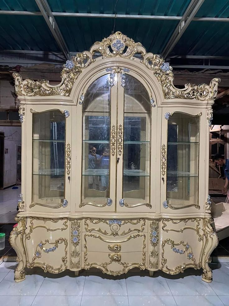 Antique-style Display Cabinet