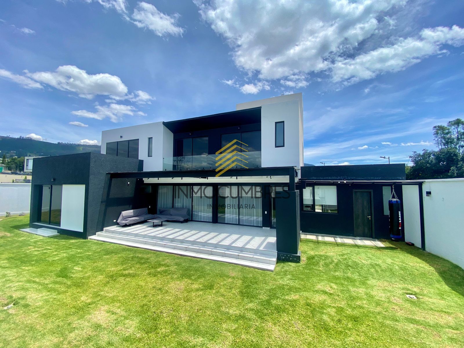 Casa en venta + 2 locales comerciales en venta, Cumbaya 