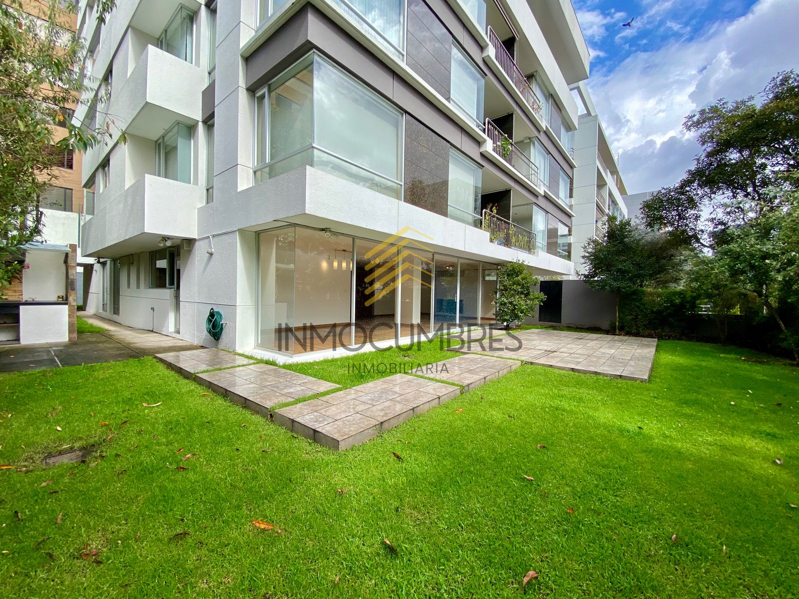 Departamento con jardín en venta, La Carolina 
