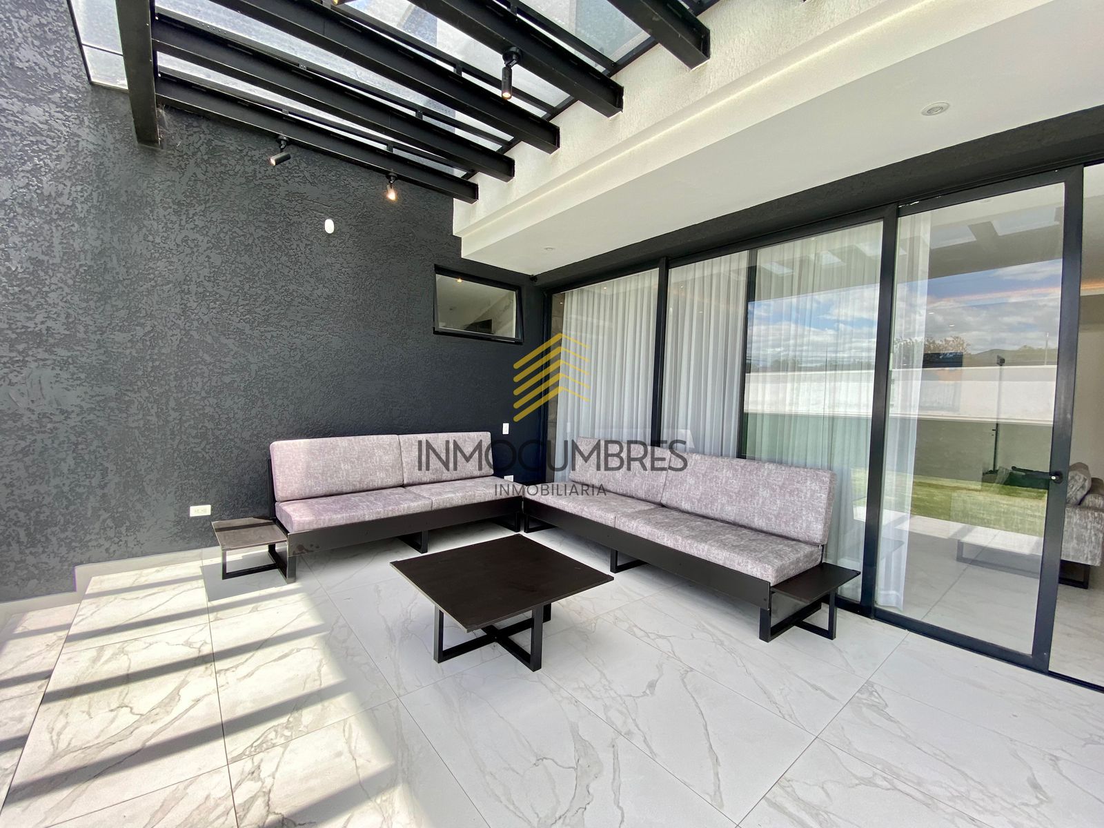 Casa en venta + 2 locales comerciales en venta, Cumbaya 