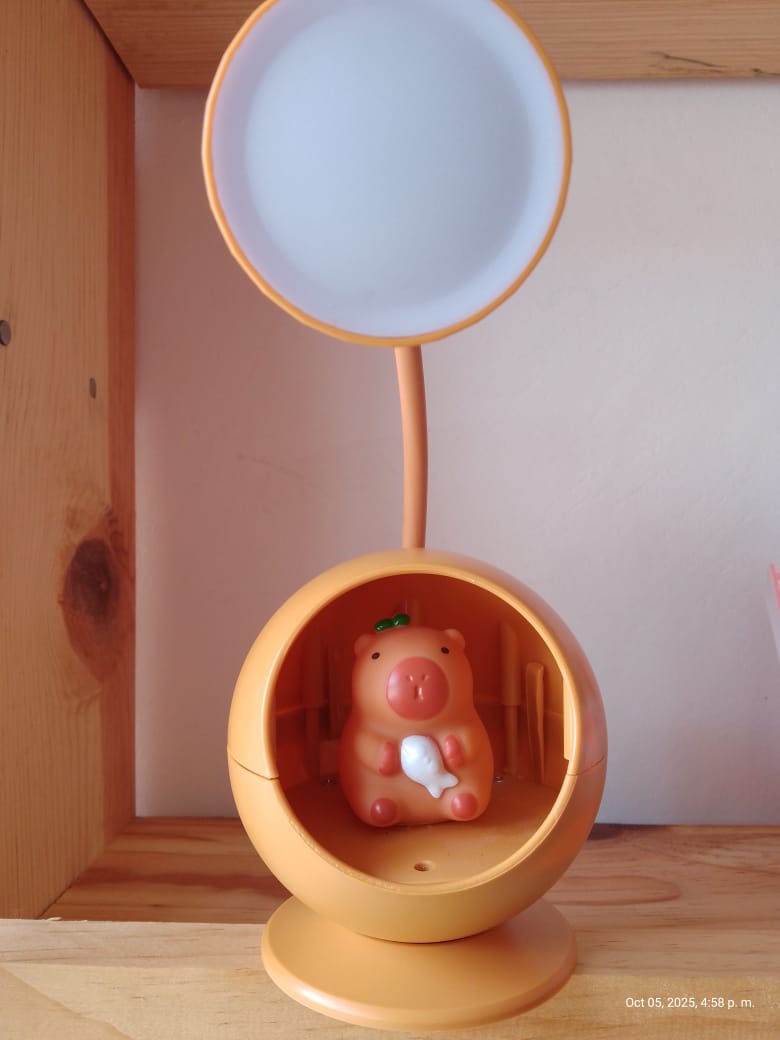 Lámpara de escritorio con cerdito decorativo