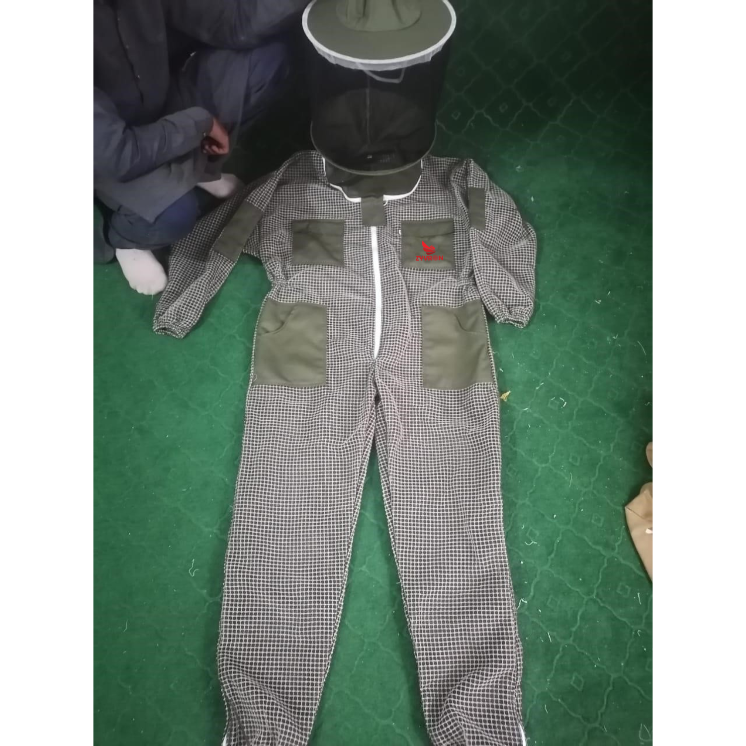 Zyvron Professional Ventilated Beekeeping Suit – Fencing Round Veil & 8 Utility Pockets