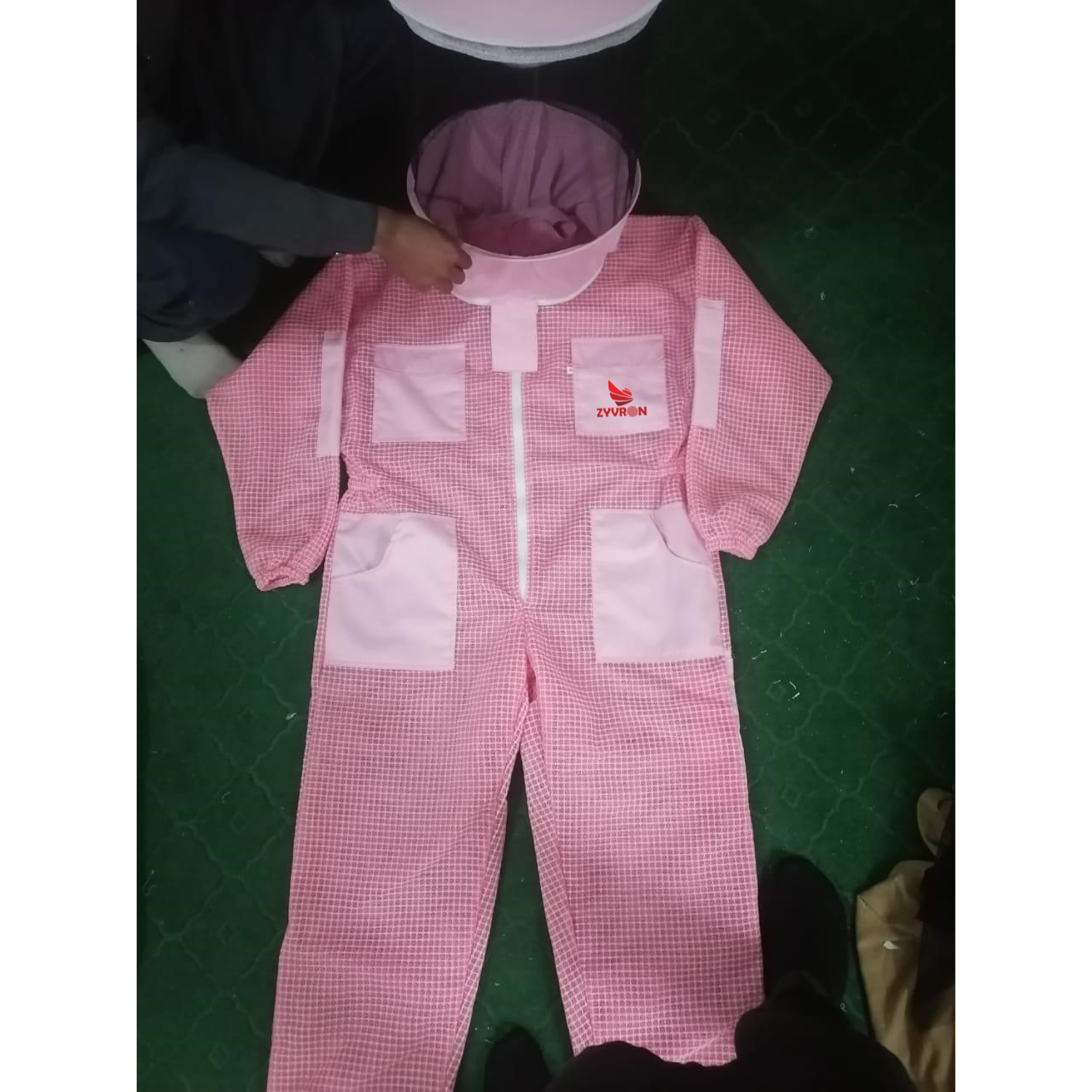 Zyvron Professional Ventilated Beekeeping Suit – Fencing Round Veil & 8 Utility Pockets