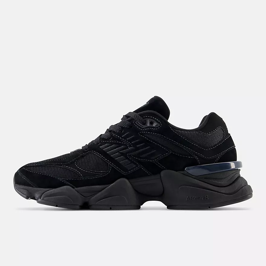 New Balance Black Sneaker