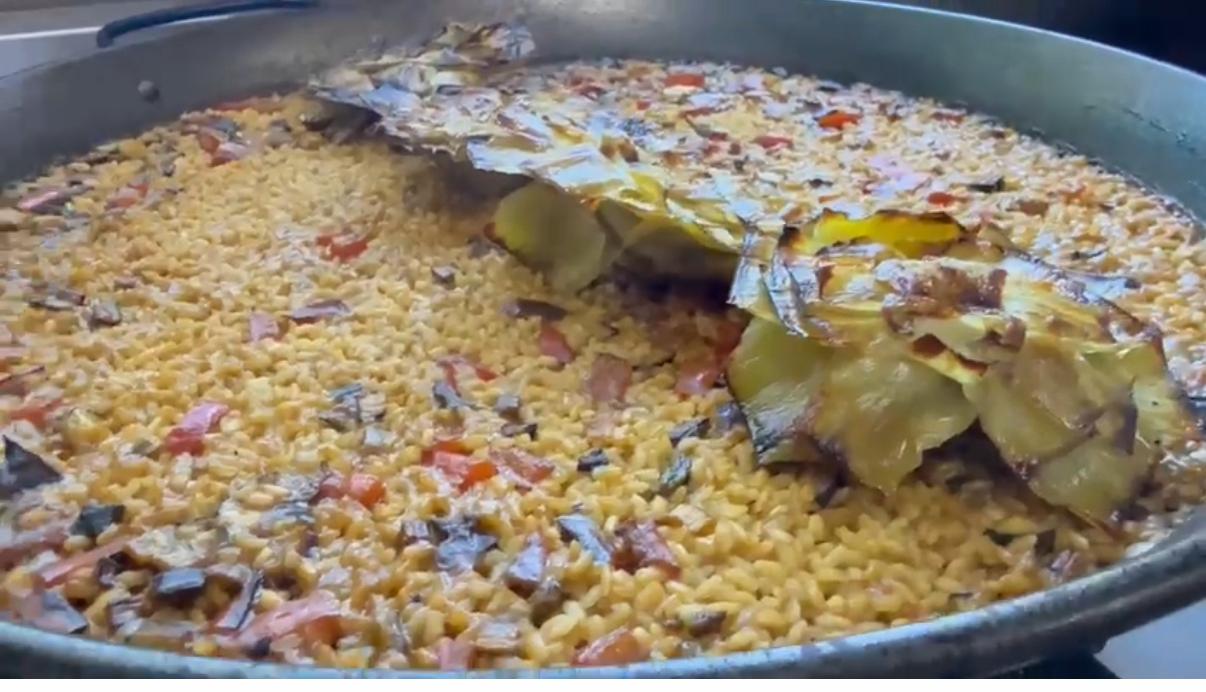 Paella de verduras con alcachofa