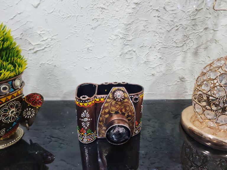 Decorative Multicolour Camera pen stand
