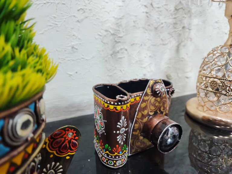 Decorative Multicolour Camera pen stand
