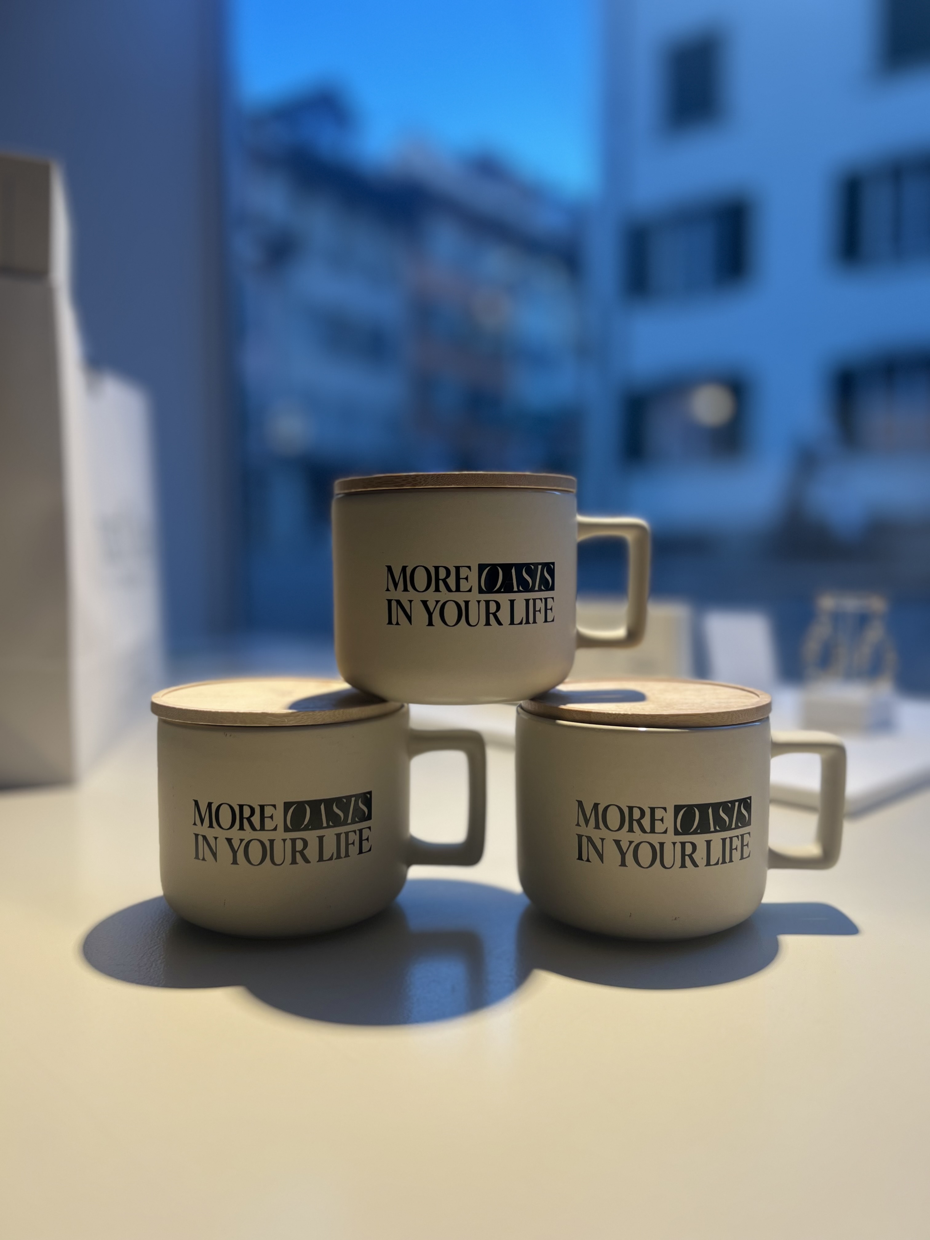 Keramiktassen mit Aufschrift
