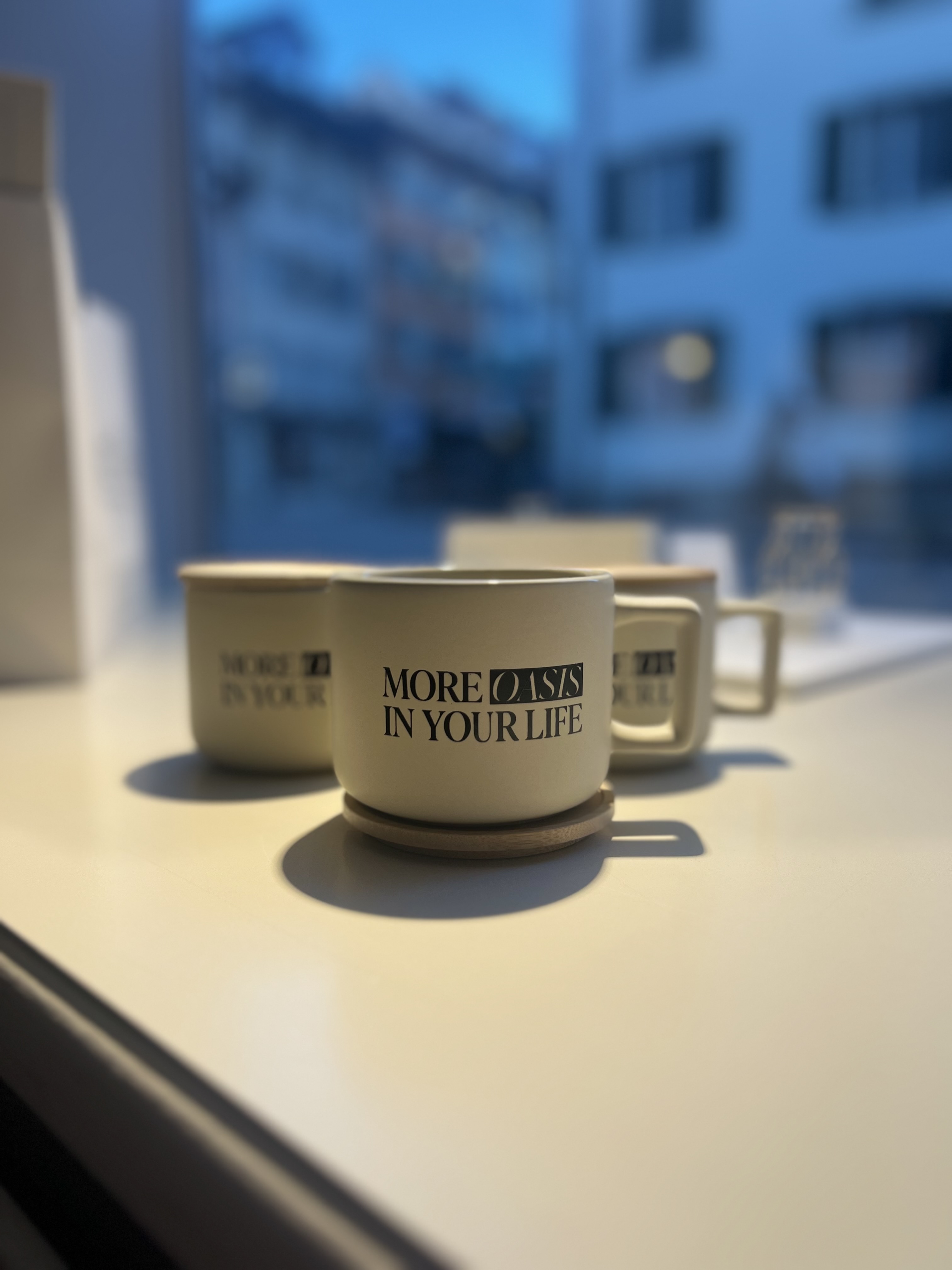 Keramiktassen mit Aufschrift