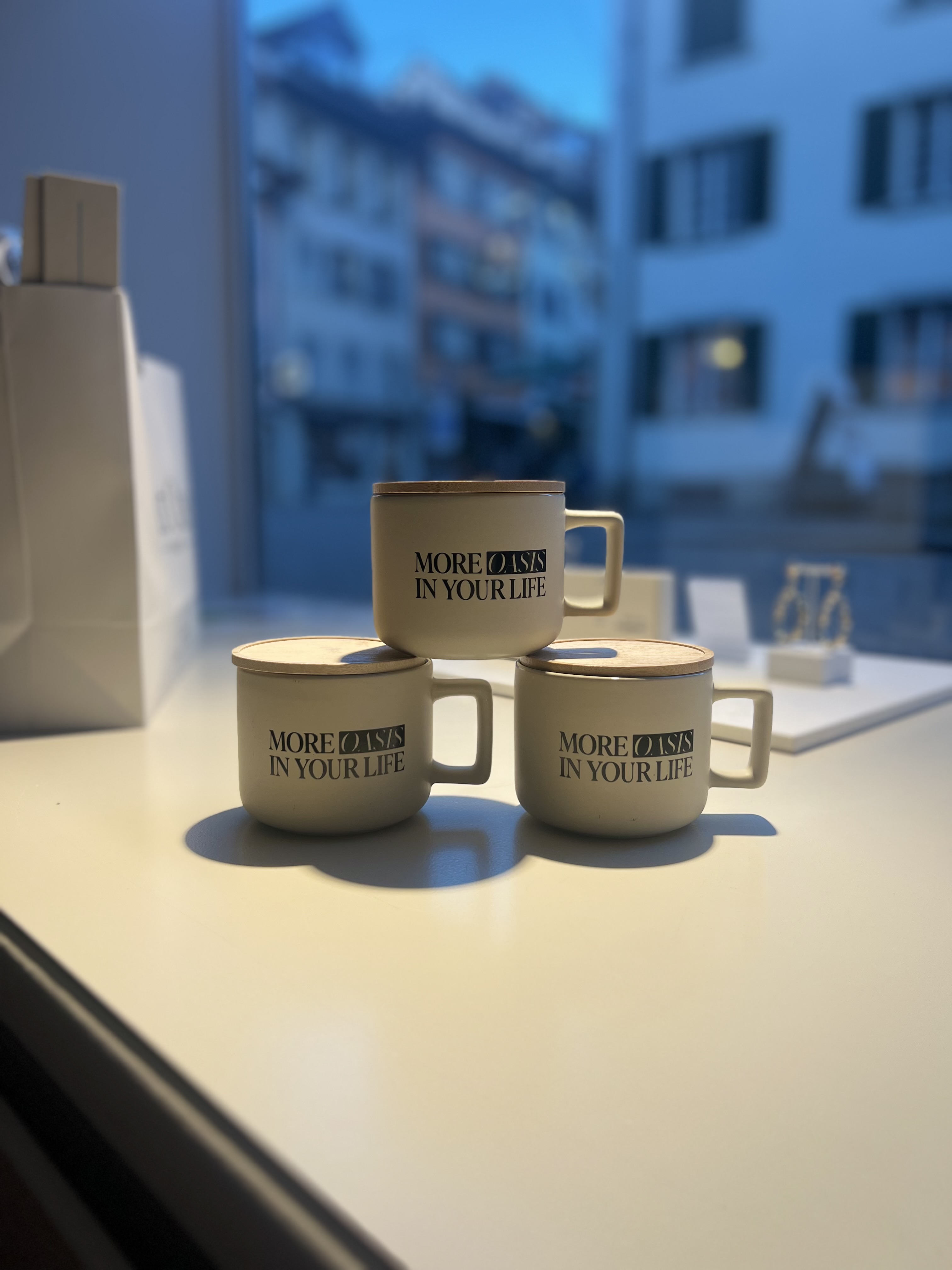 Keramiktassen mit Aufschrift