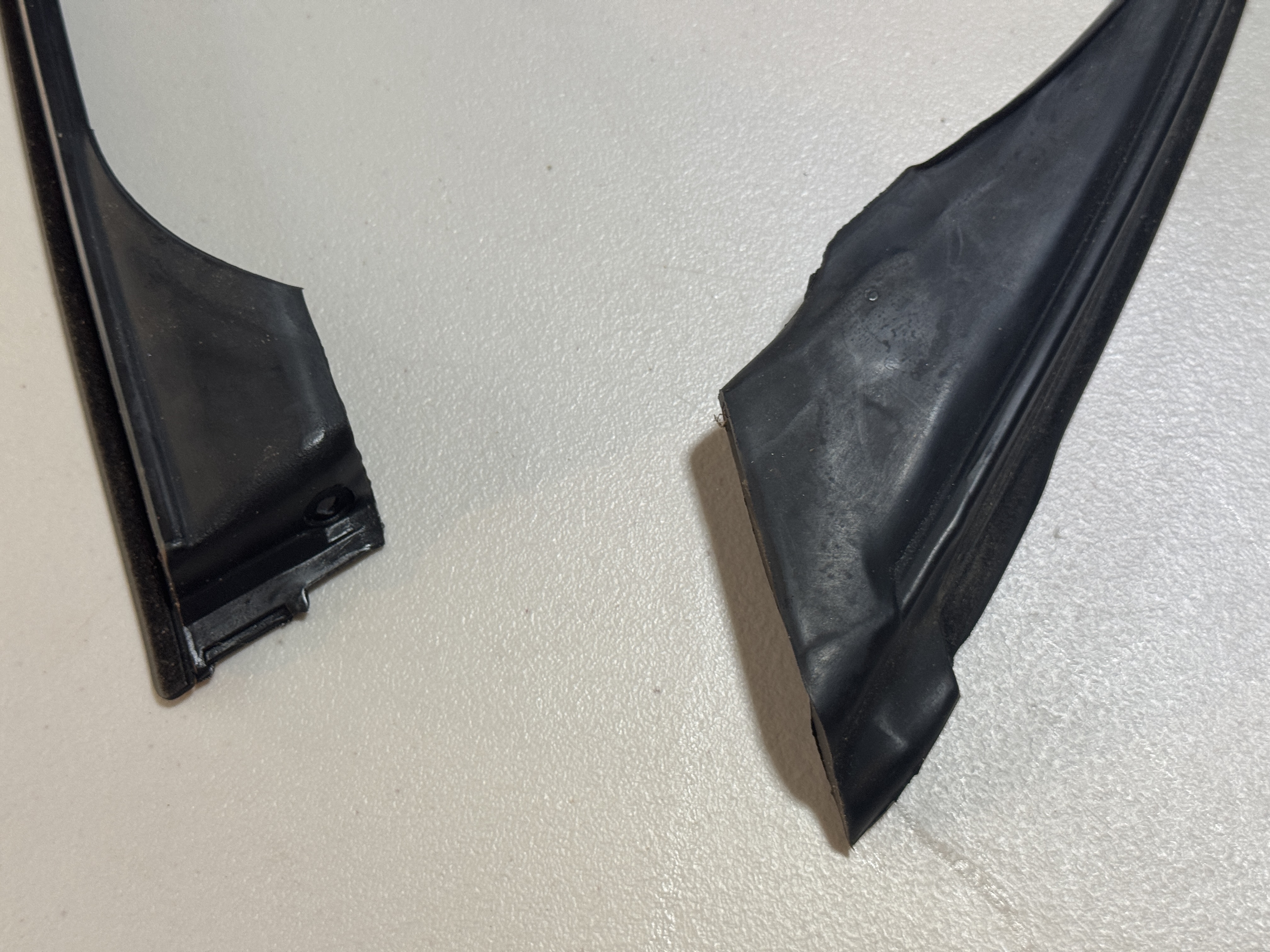 51-21-0-402-745 Front left seal between door and frame