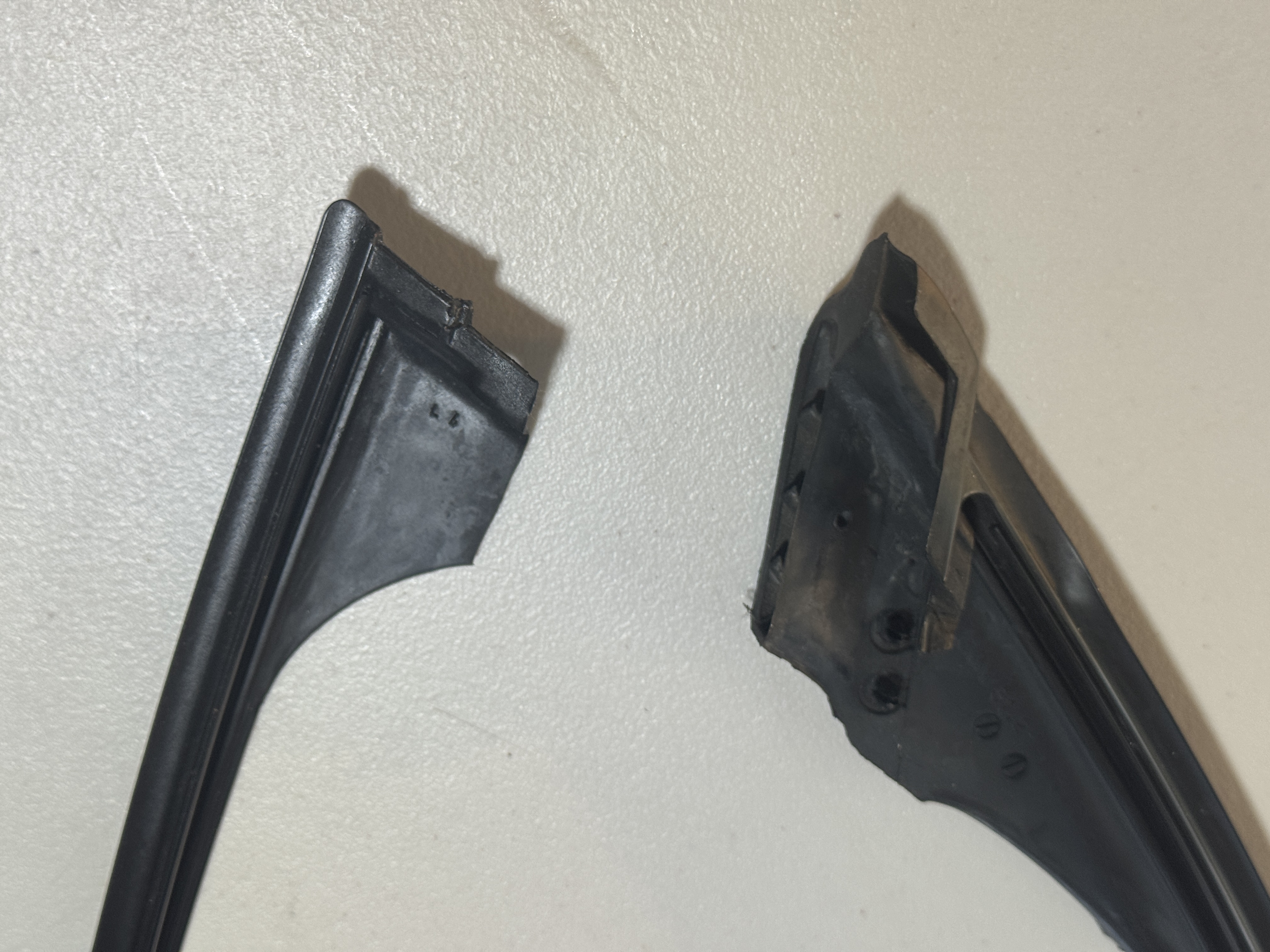 51-21-0-402-745 Front left seal between door and frame