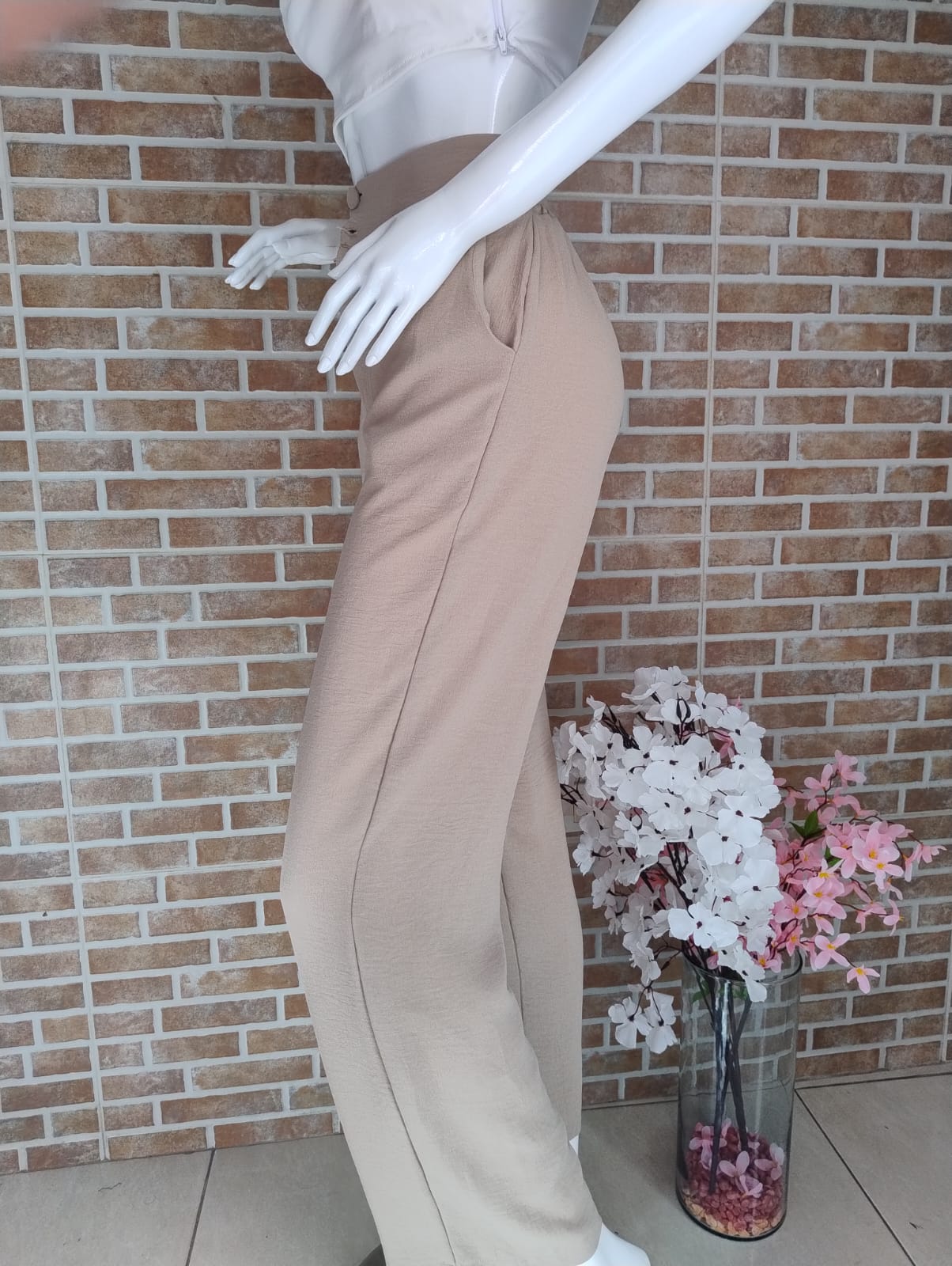 Pantalon beige tiro alto 