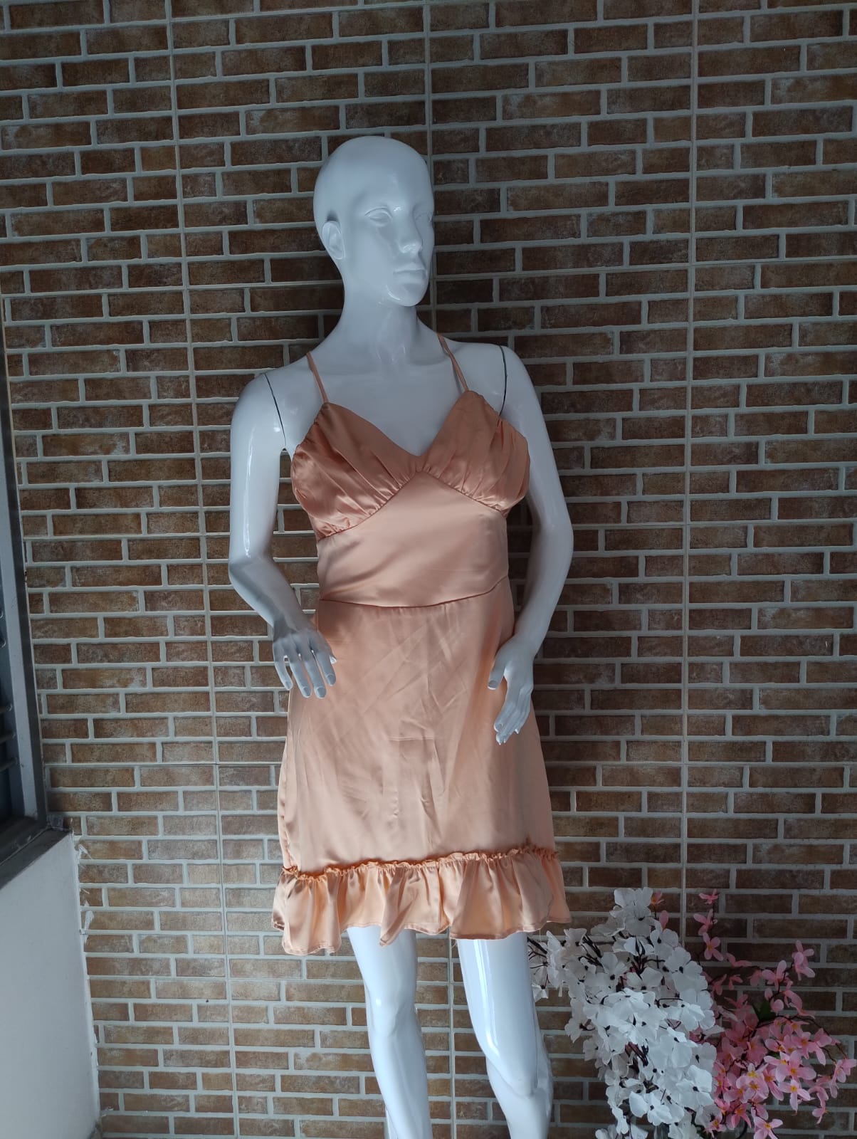 Vestido satinado color durazno