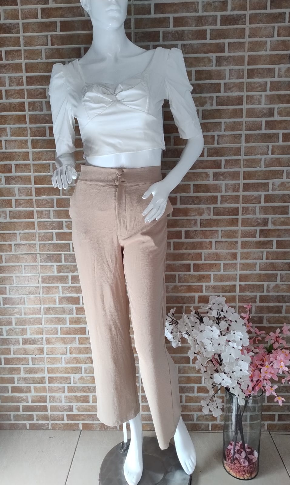 Pantalon beige tiro alto 