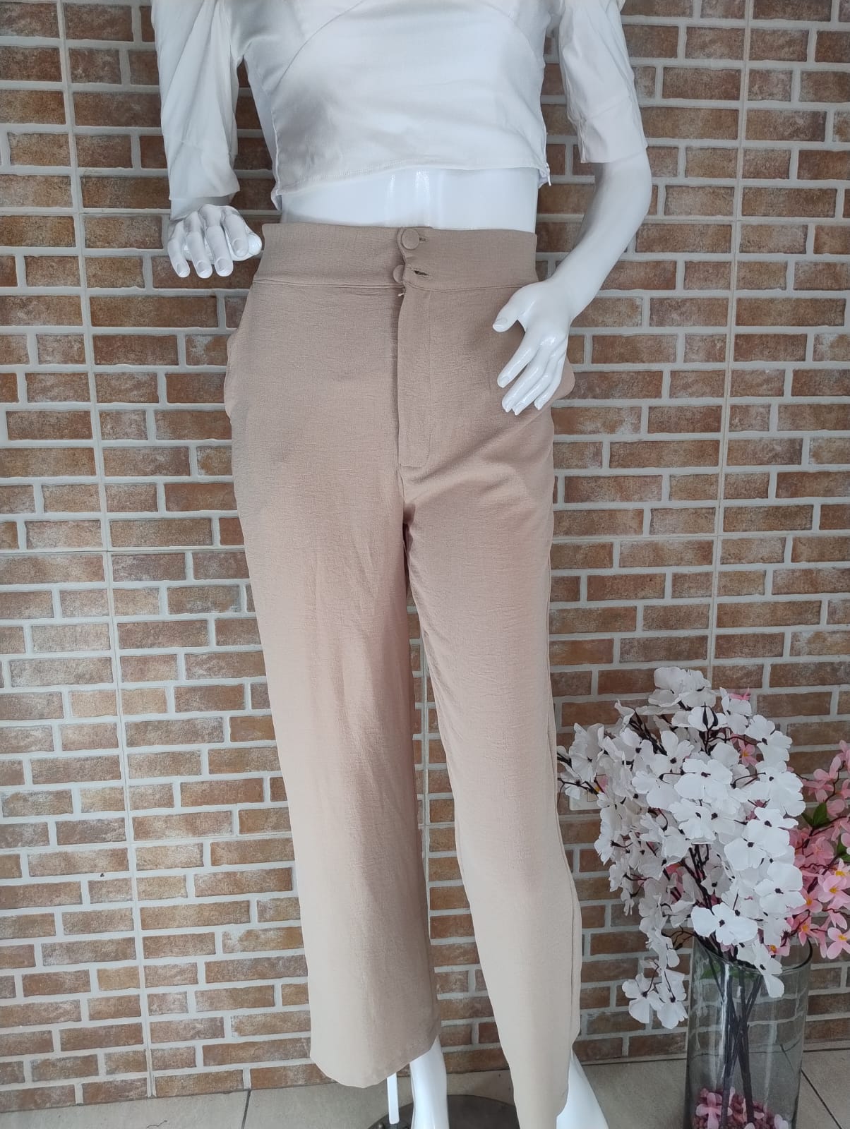 Pantalon beige tiro alto 