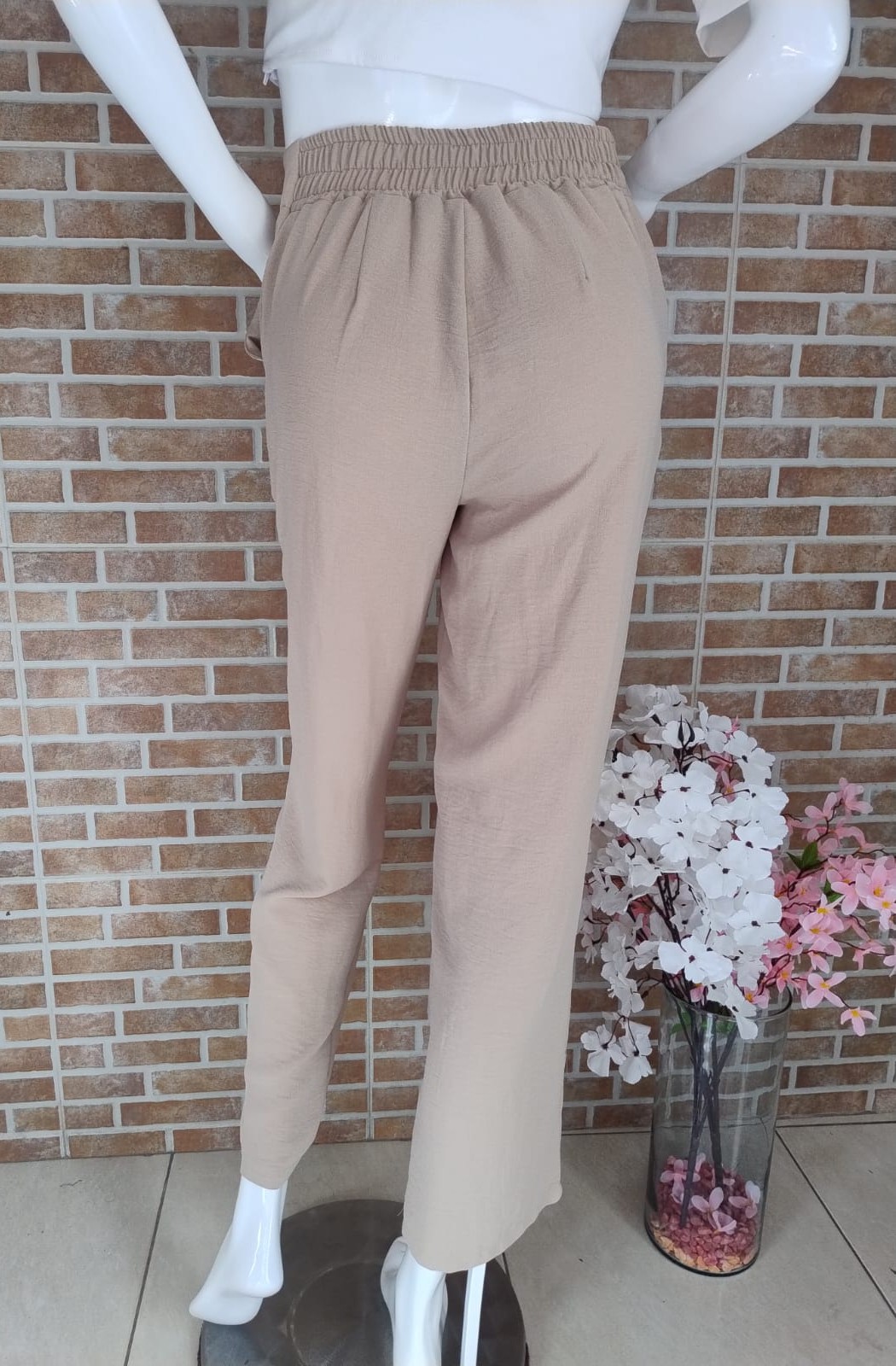 Pantalon beige tiro alto 