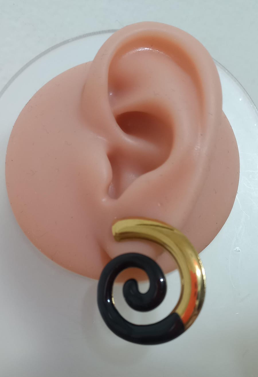Aretes de Caracol Esmaltado Negro