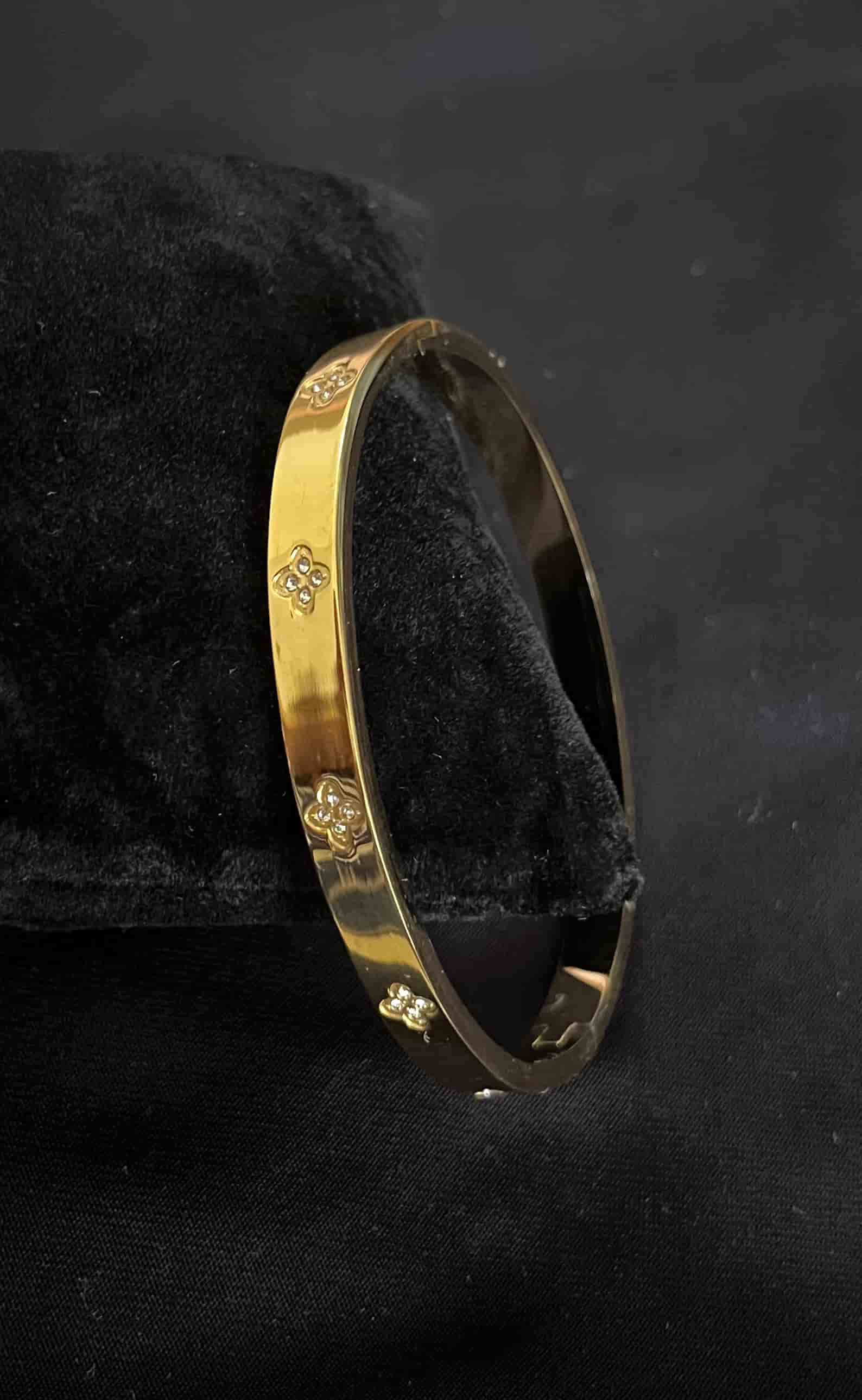 Brazalete de Circones Blancos Trébol