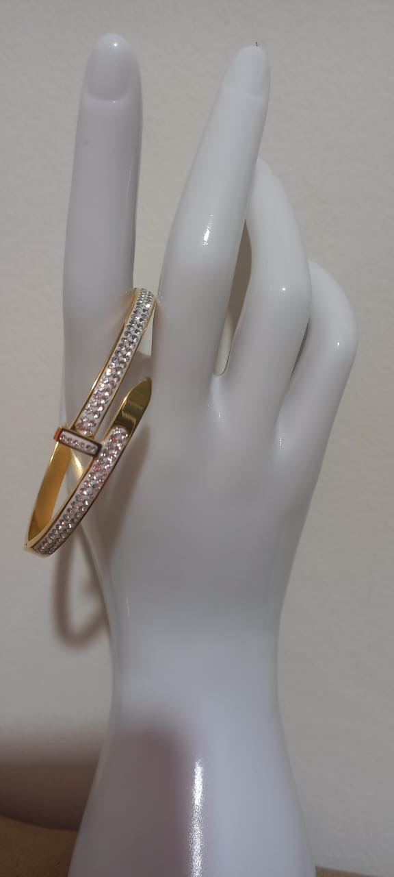Brazalete de Clavo Plano con Circones Blancos
