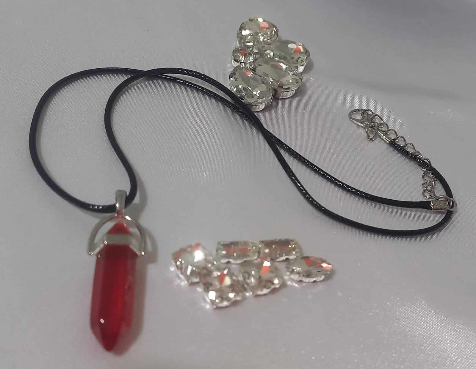 Cadena de Cordón con Cristal Rojo