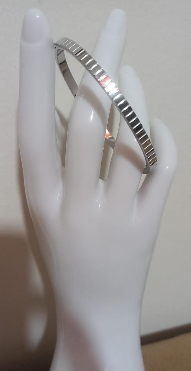 Brazalete Plano Rayado Plateado