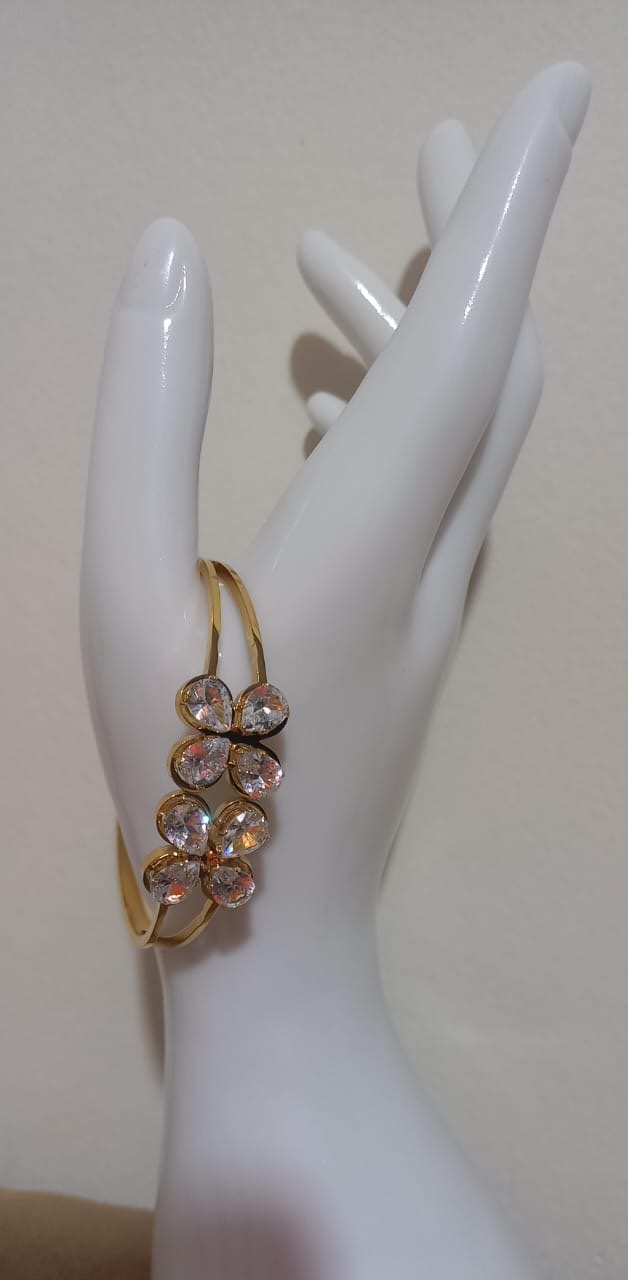 Brazalete de Flores con Circones Grandes Blancos