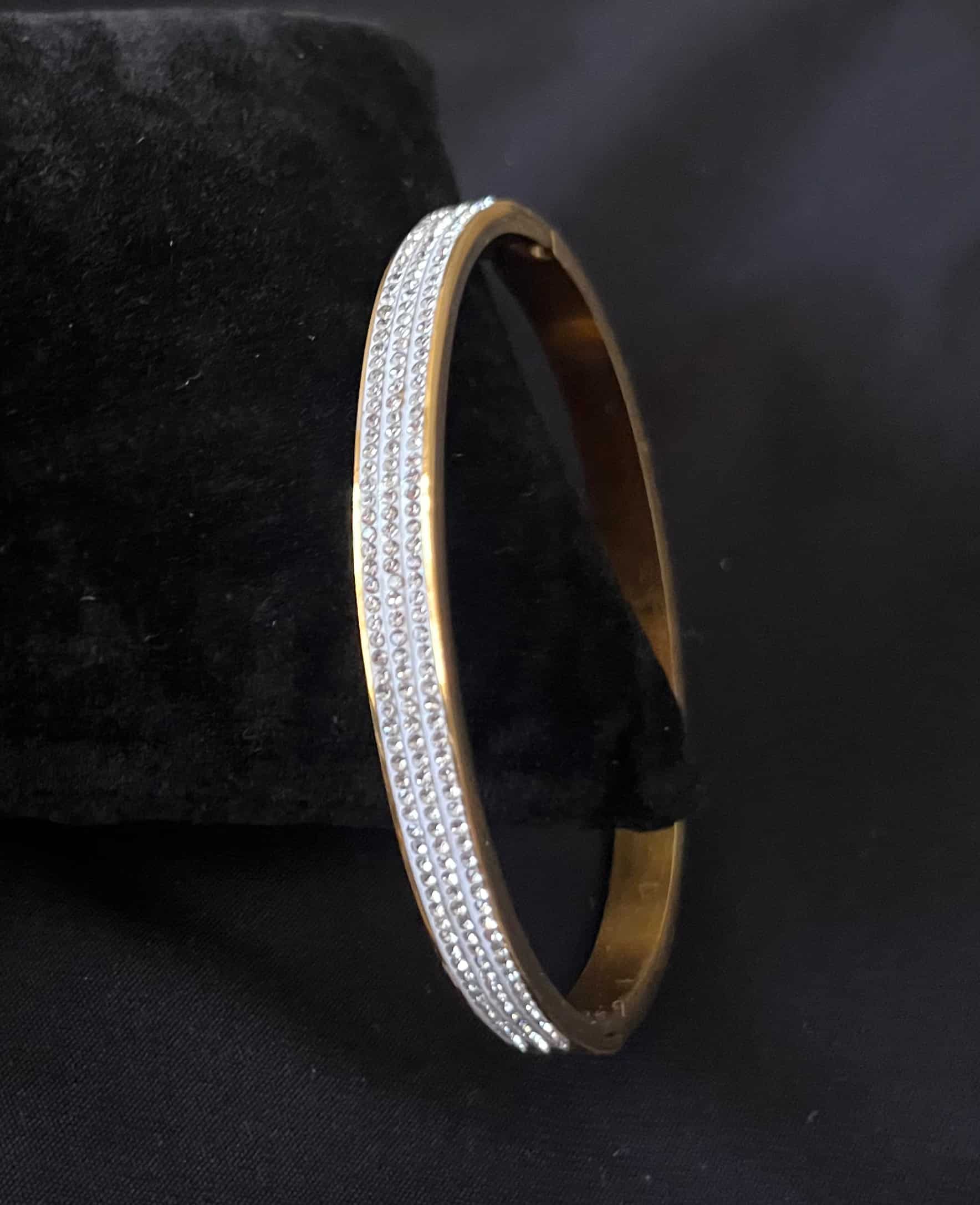 Brazalete de Circones Blancos Tres Lineas