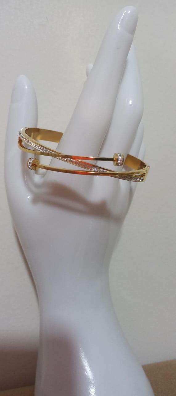 Brazalete de Turbillon Dorado con Circones Blancos