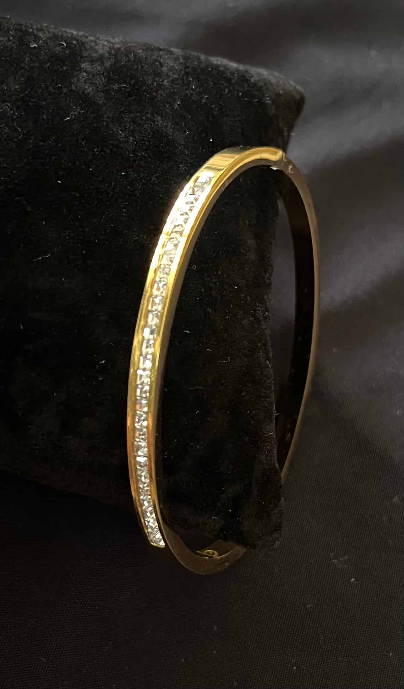 Brazalete de Circones Blancos Cuadrados Una Linea