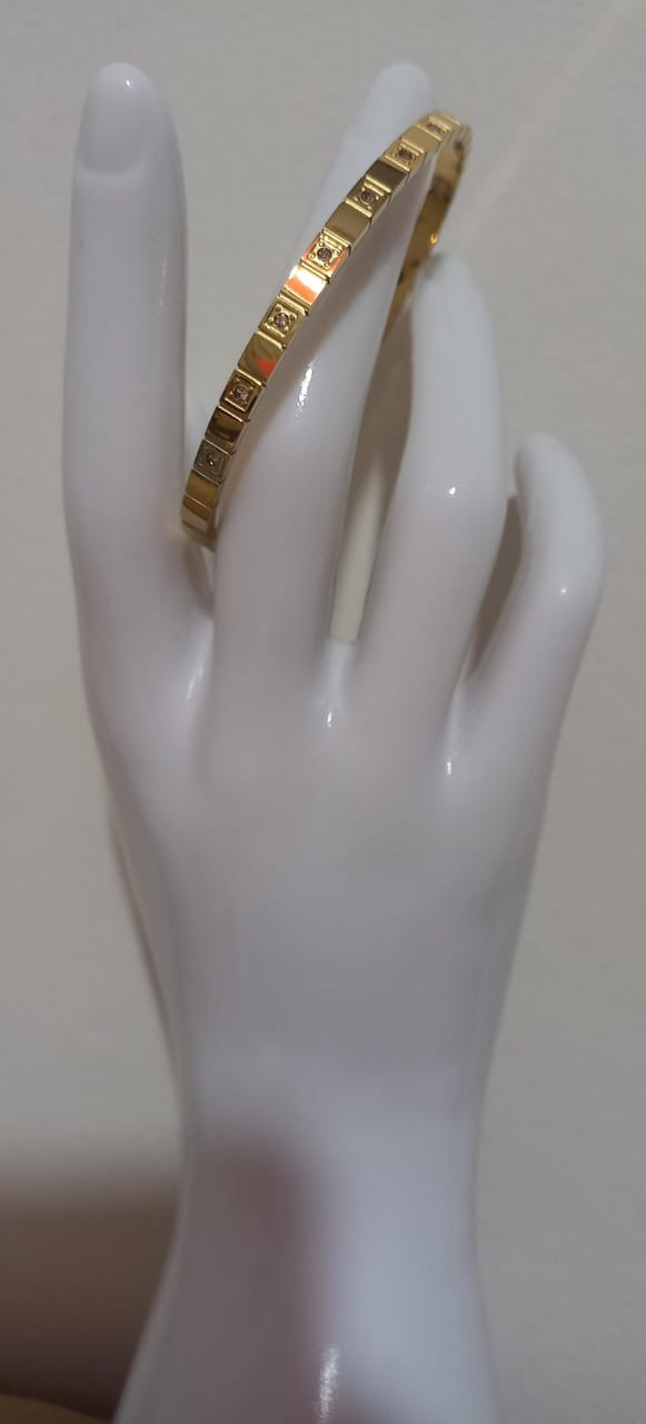 Brazalete de Cuadro con Circones Blancos