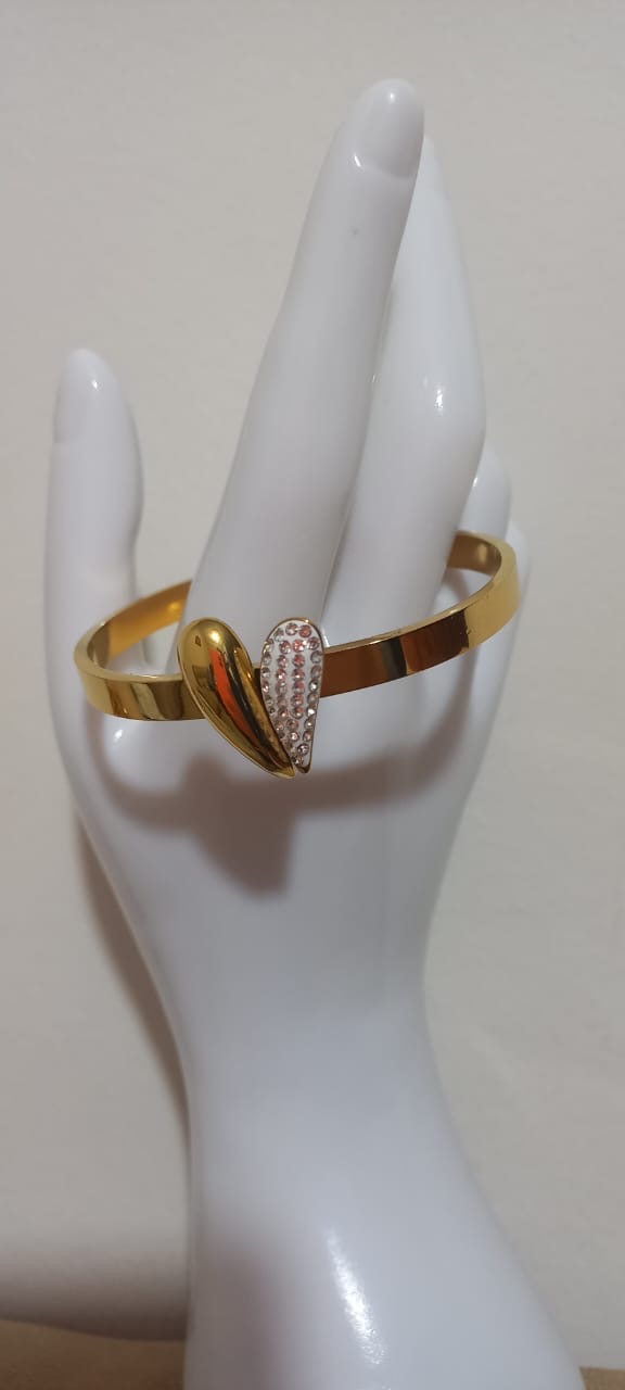Brazalete de Corazon con Circones Blancos