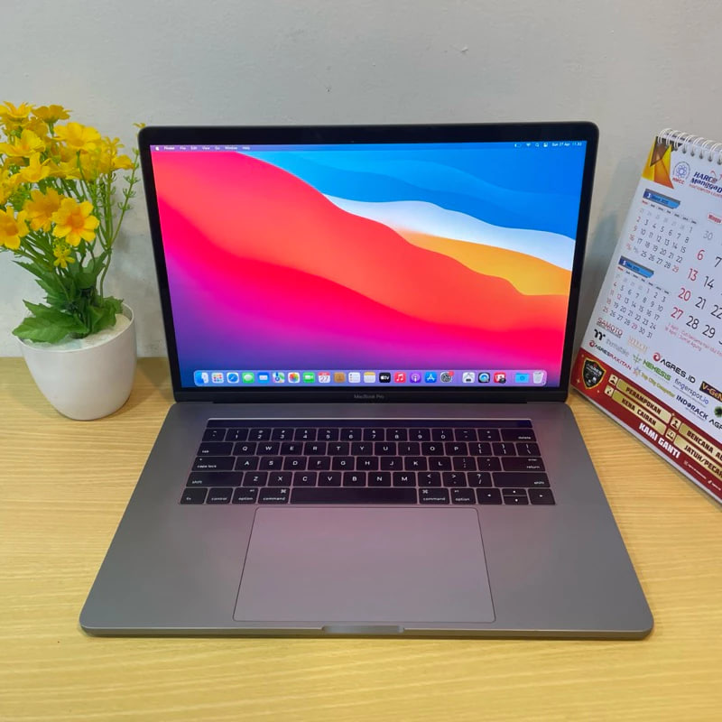 MACBOOK PRO 2017 RETINA 15 INCH CORE i7 RAM16 GB SSD 1TB MULUS ORIGINAL