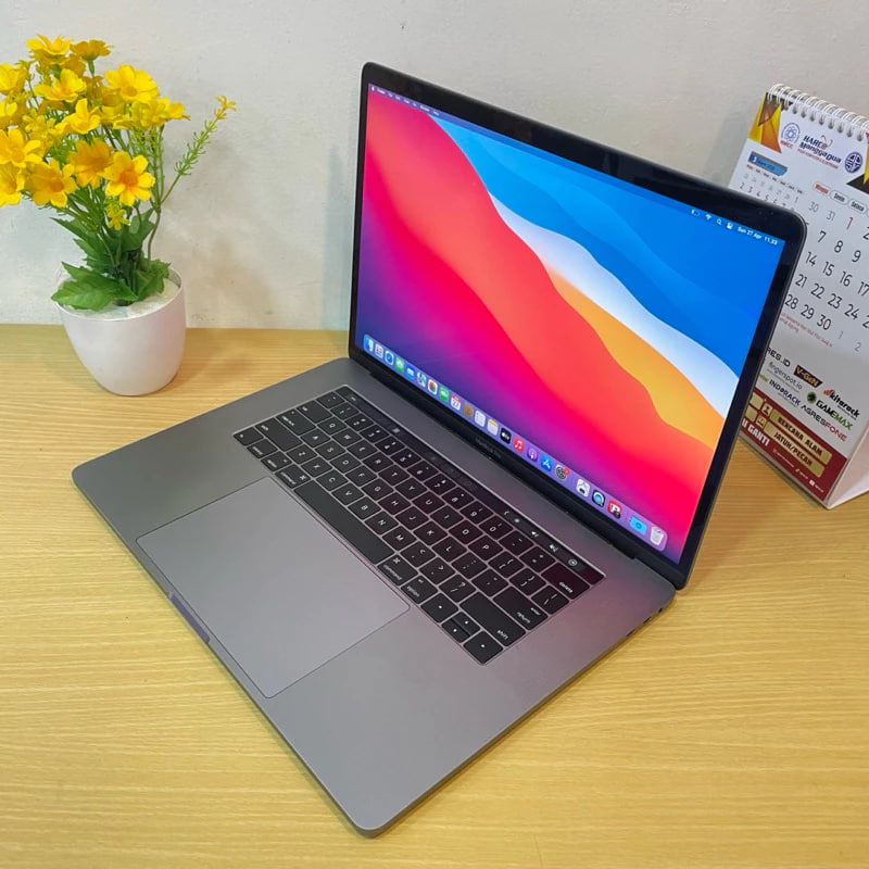 MACBOOK PRO 2017 RETINA 15 INCH CORE i7 RAM16 GB SSD 1TB MULUS ORIGINAL