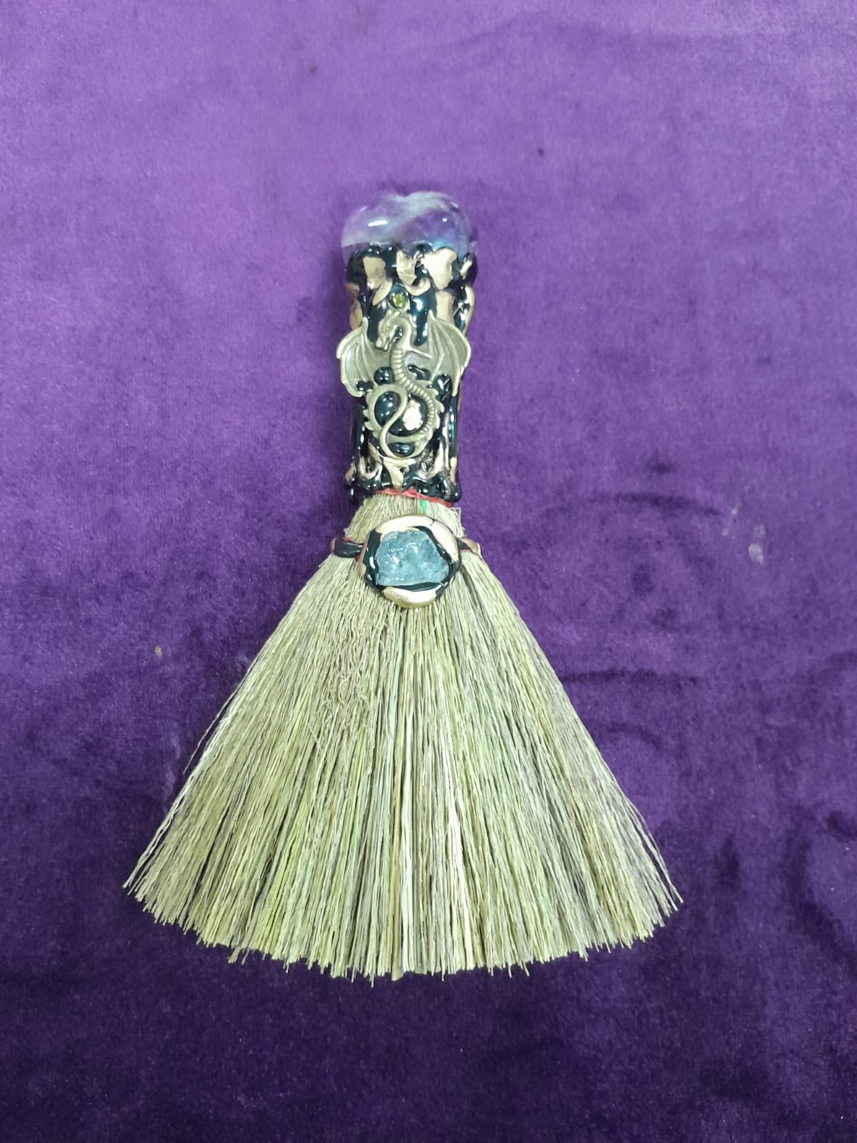 Escobilla ritual con mango decorativo
