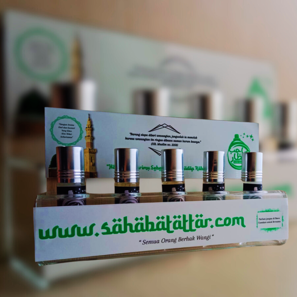 Program Amal & Custom Branding Parfum Non-Alkohol – Paket 4, 5, 6 Botol dengan Display Kayu/Akrilik untuk Masjid & CSR