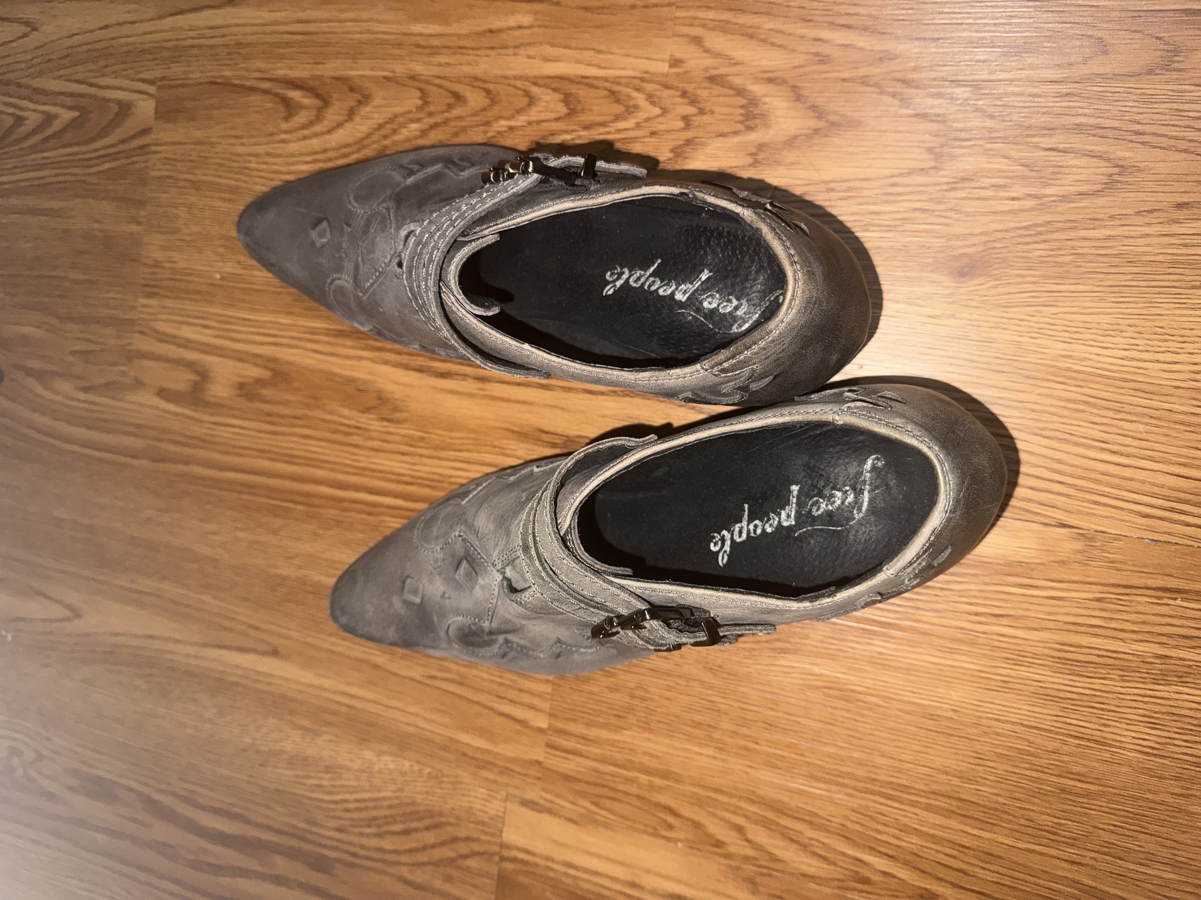 Women's pointed-toe heeled shoes