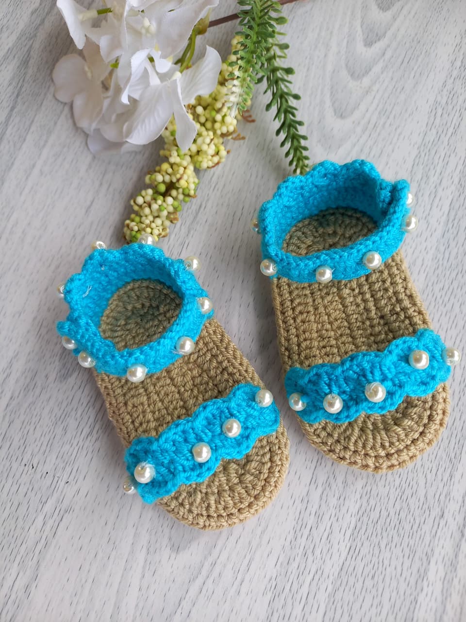 Sandalias a crochet perladas