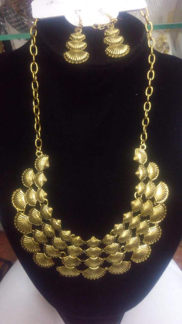 Gold-tone Shell Statement Necklace Set