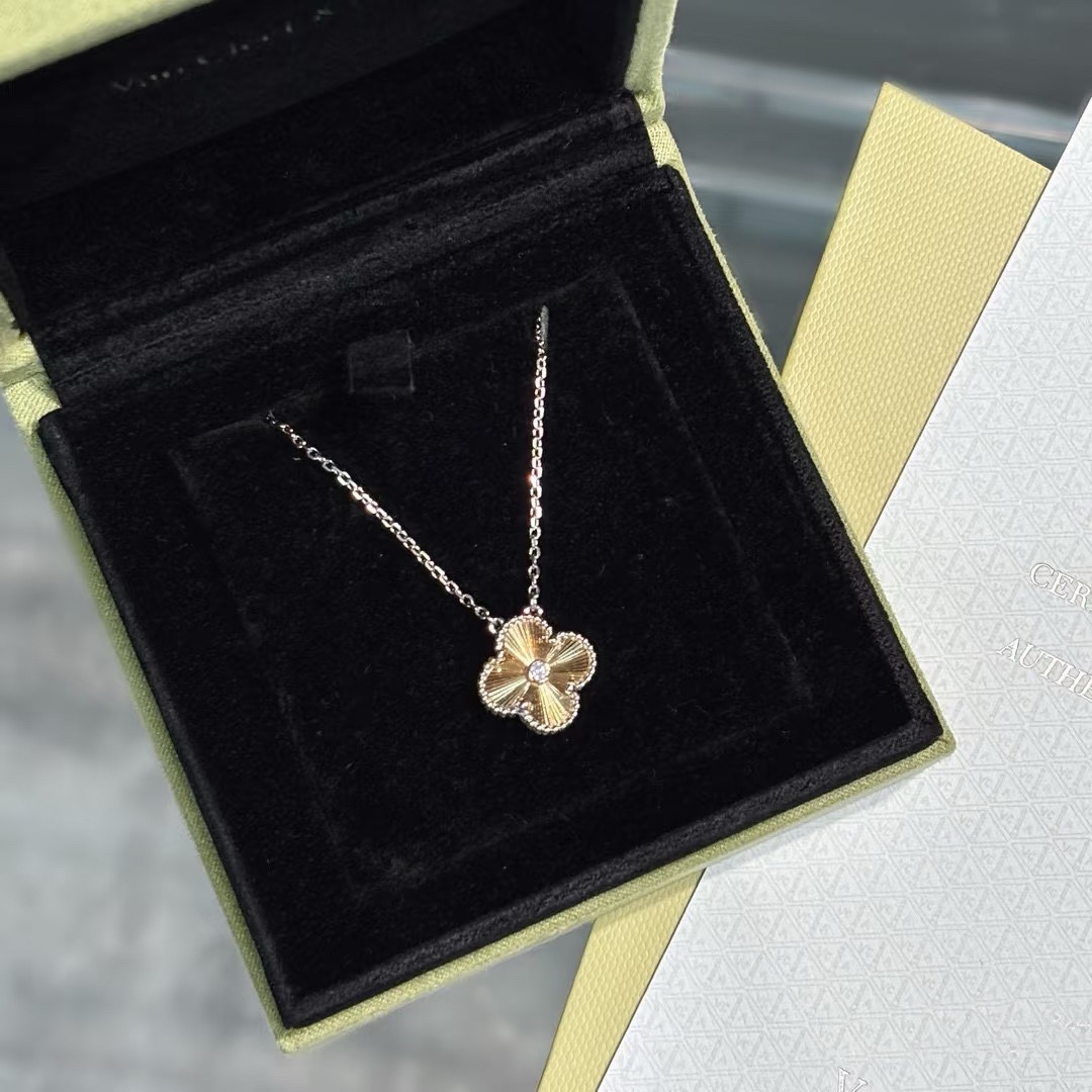 1 Four-Leaf Clover Bracelet Item No.HY280331