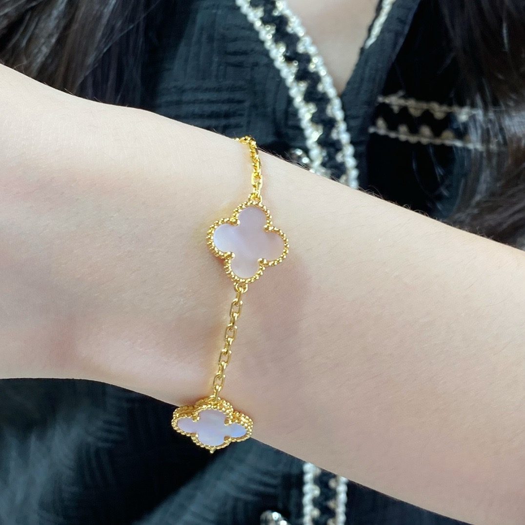 Four-leaf Clover Mother-of-Pearl Bracelet Item No. 9780