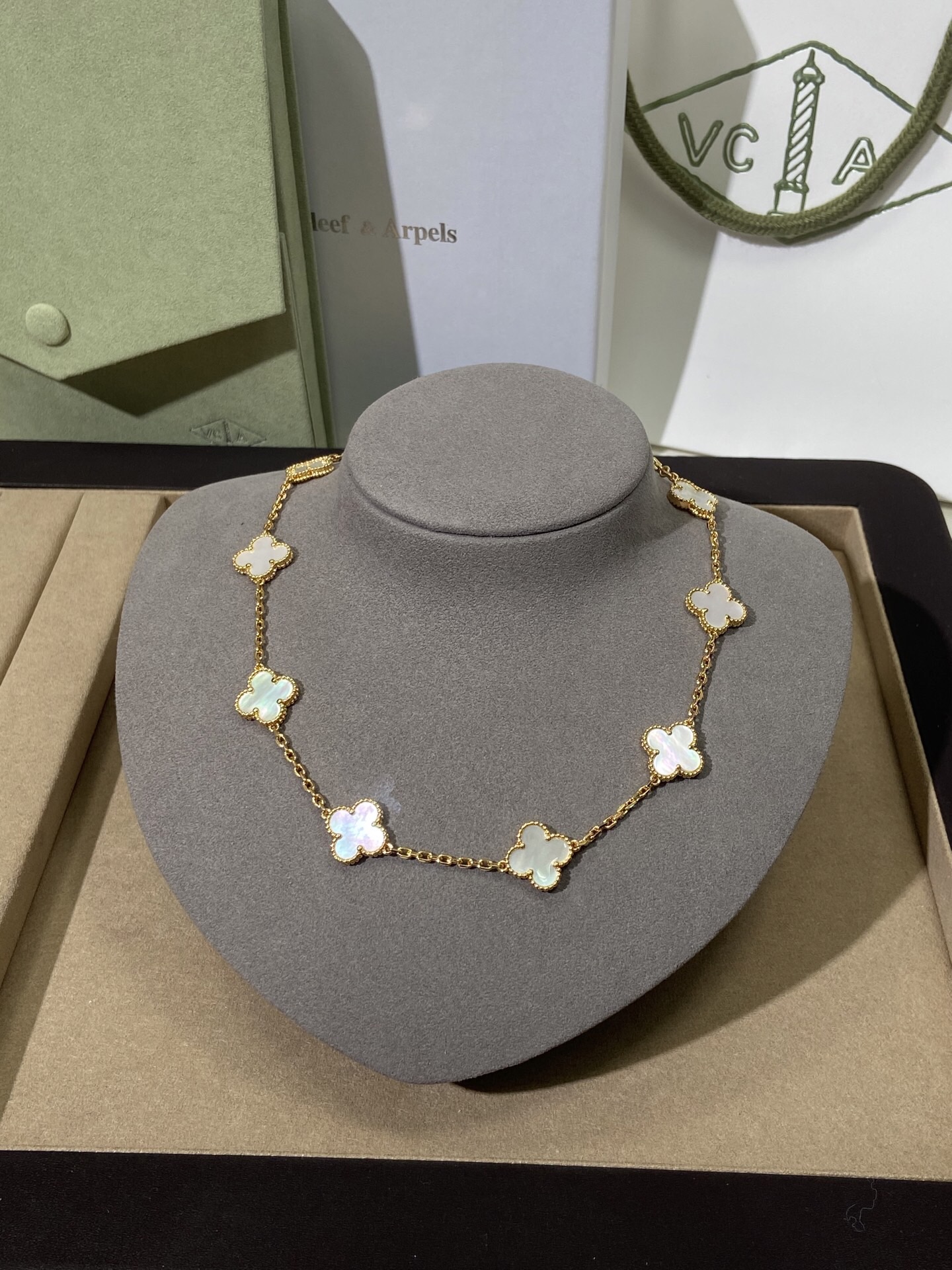 10 Four-Leaf Clover Necklace Item No. B1038