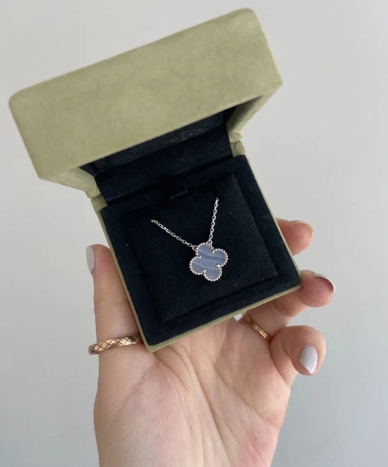 Four-leaf Clover Chalcedony Necklace Item No. HY480532