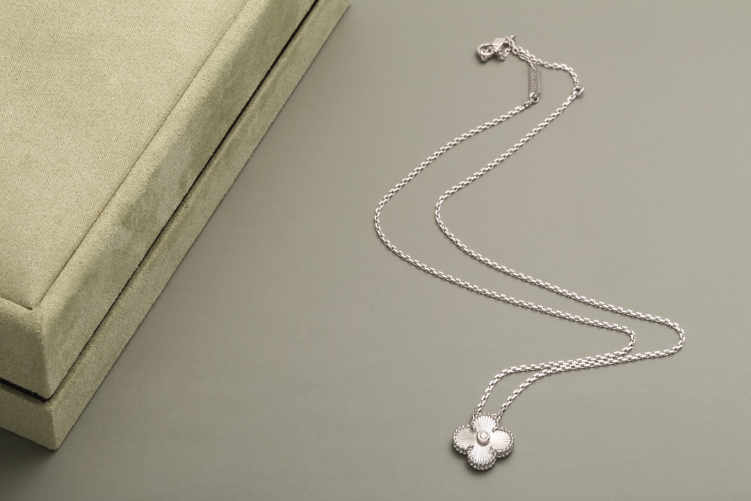 Four-leaf Clover Necklace Item No.HY280392