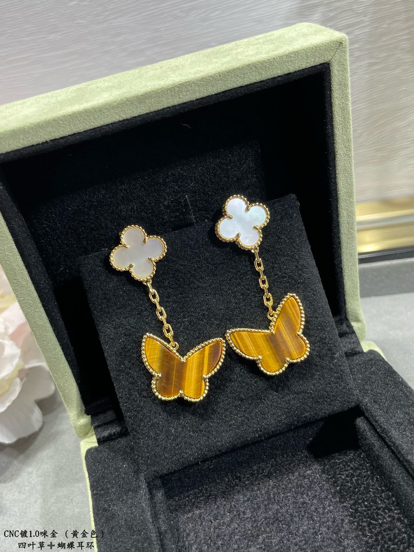2 Four-leaf Clover Mother-of-pearl Earrings Item No.1332